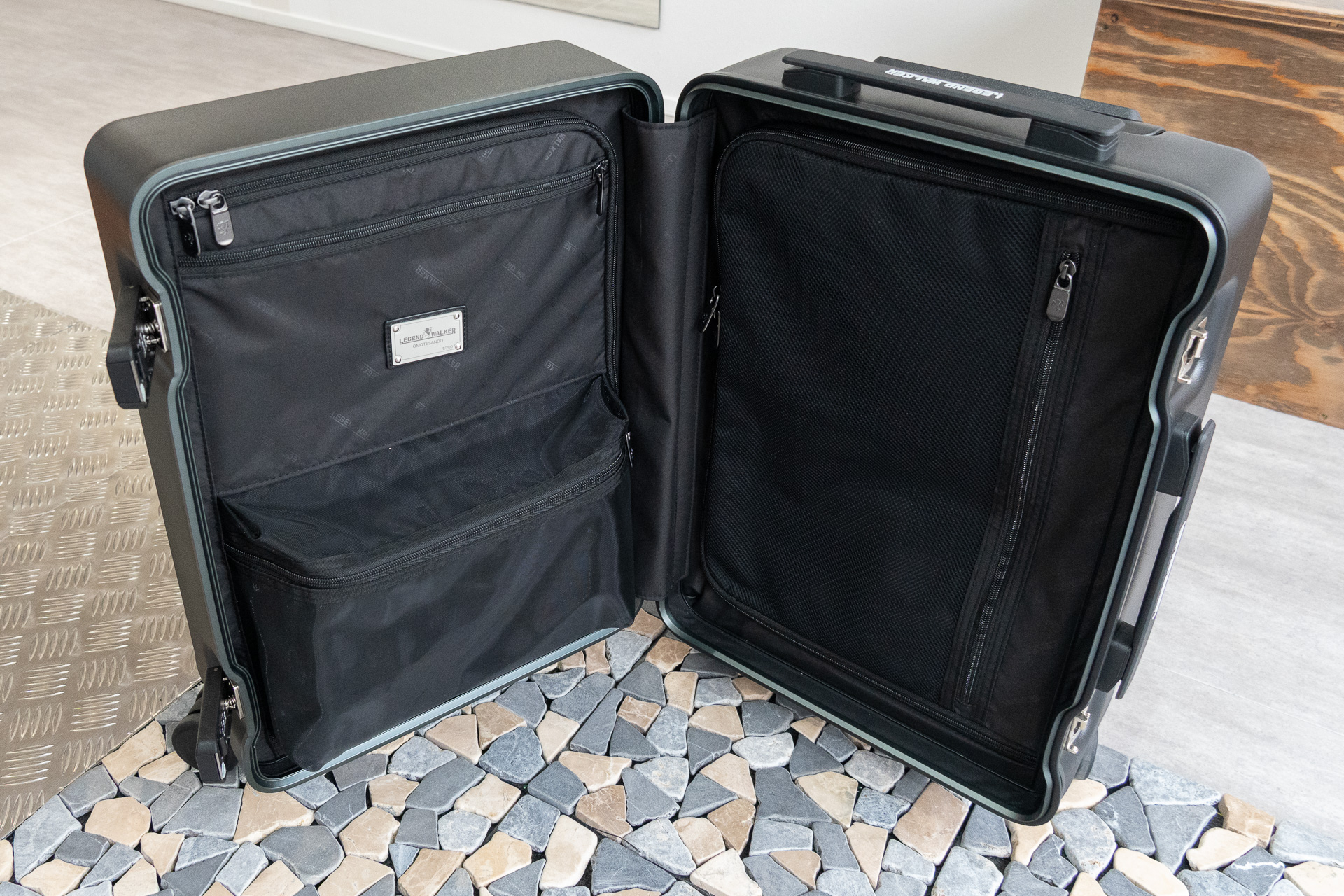 中央から開いても自立する。左下のやや膨らんだポケットは、普段はガジェットや電源アダプターなどを入れる場所として、あるいはノートPCスリーブをスーツケース内に収納する際のスペースとしても使える