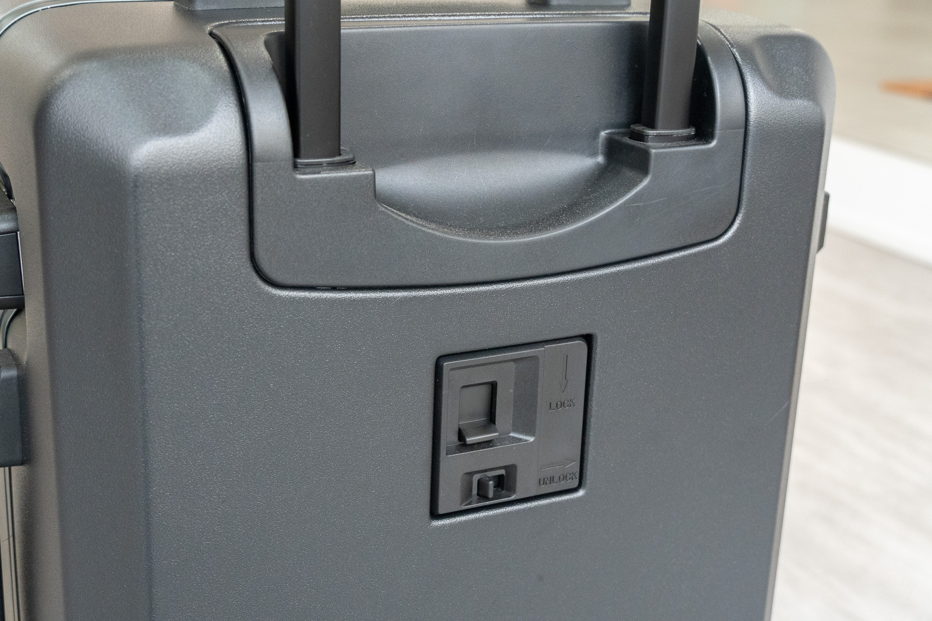 キャスターのストッパーは背面のスイッチで操作する。ロック/アンロックレバーが独立