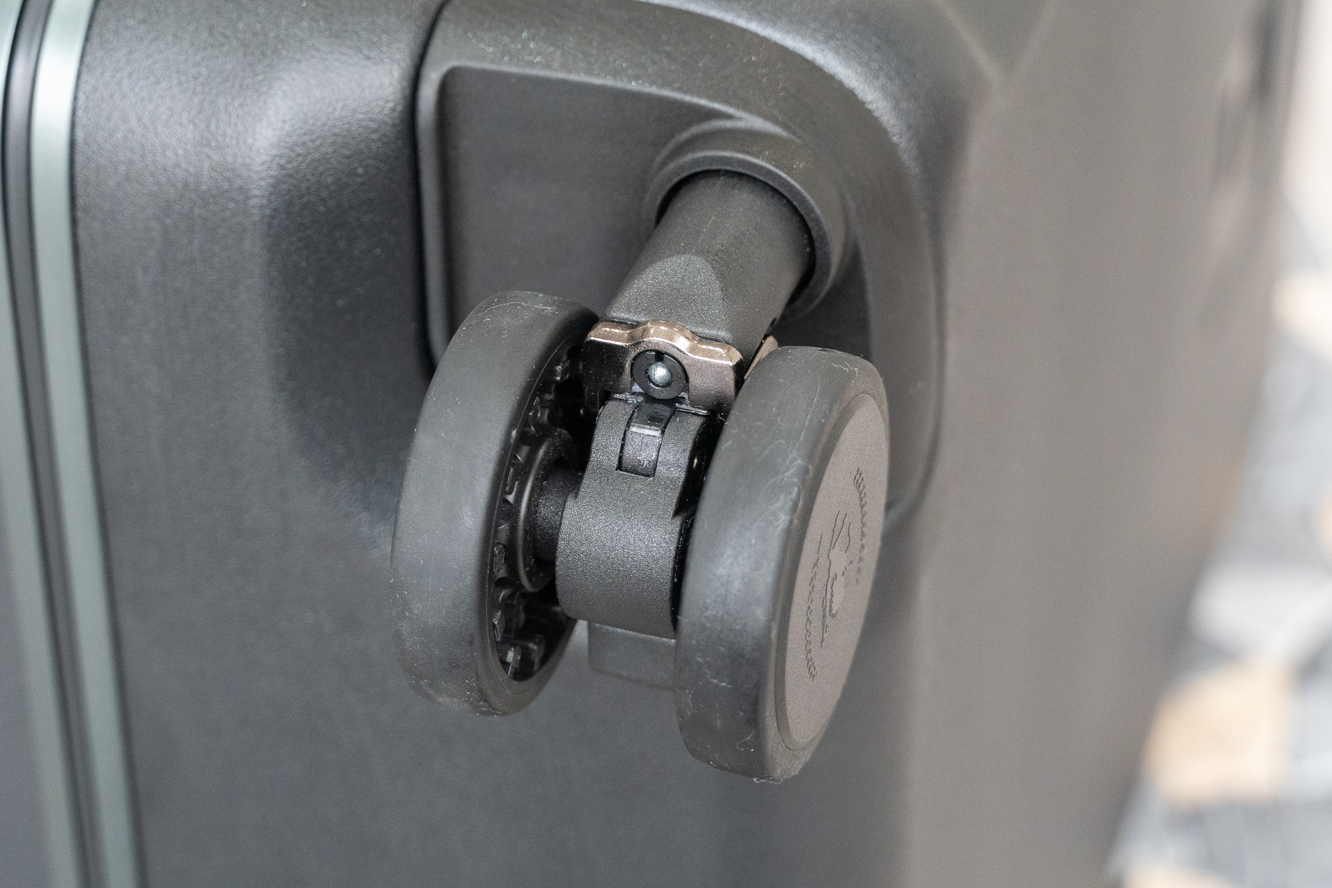 ベアリングとスプリングを内蔵して、転がりやすさと衝撃吸収性を両立した双輪キャスター「MetroWalker」。背面のレバーでストッパーが機能する