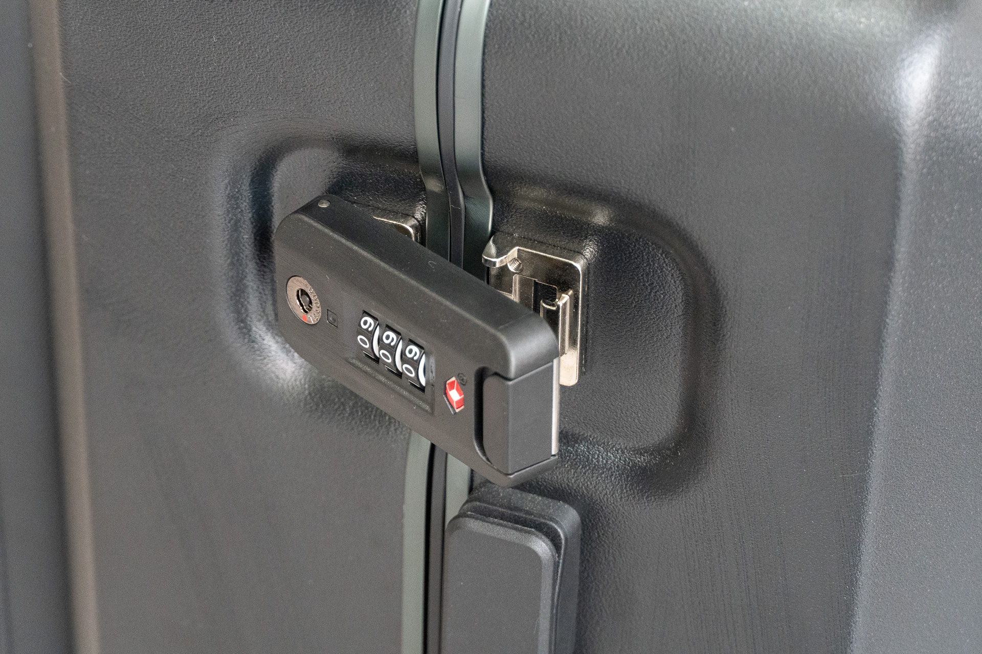 ダイヤル式TSAロックと一体化したバックル。上下2つのバックルはともにダイヤルロックを兼ねている