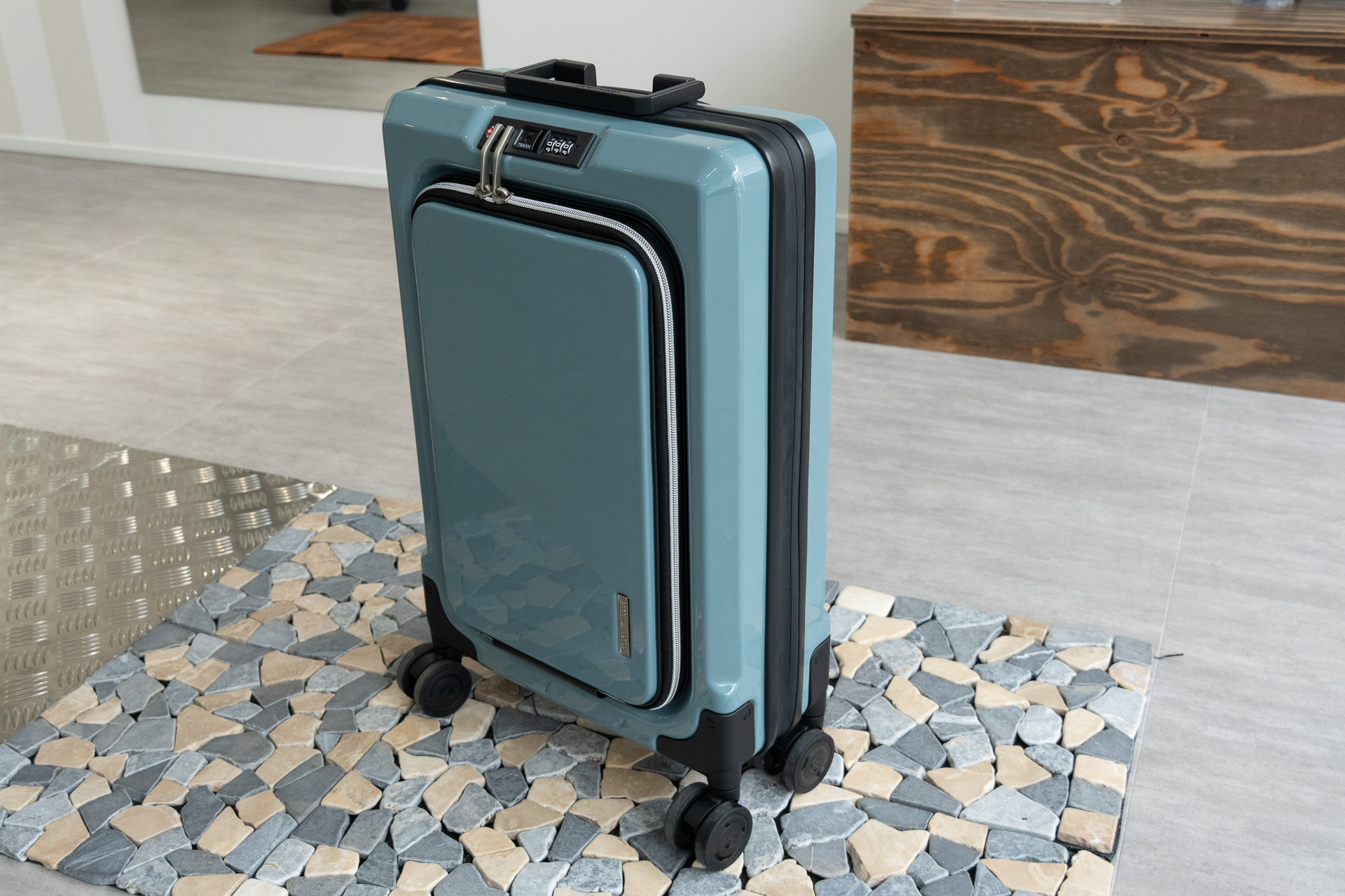 個人的に非常に気になったのは、厚みを抑えたスーツケース「FIT」