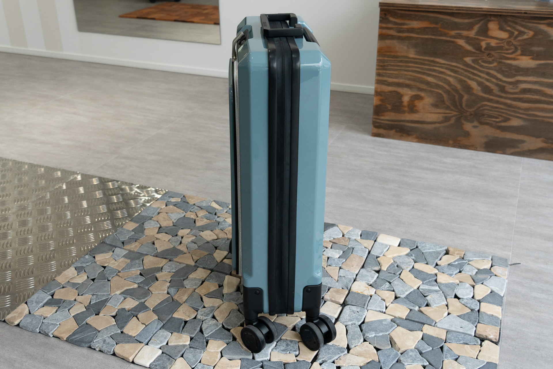 エキスパンダブル機構で35Lまで拡張できるが、普段はこのとおりペッタンコ。サイズは33×15～25×47cm