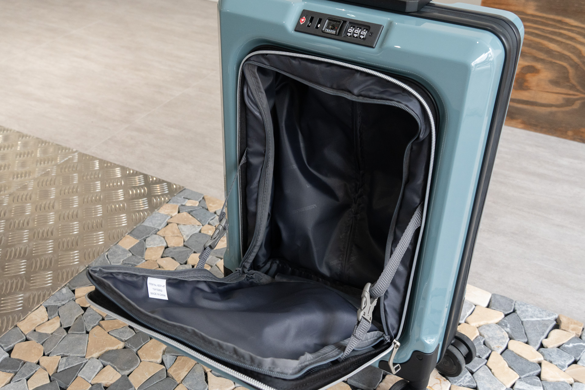 フロントオープン仕様。クッション性のあるノートPC/タブレット入れはないので、別途スリーブと組み合わせるのがよさそう