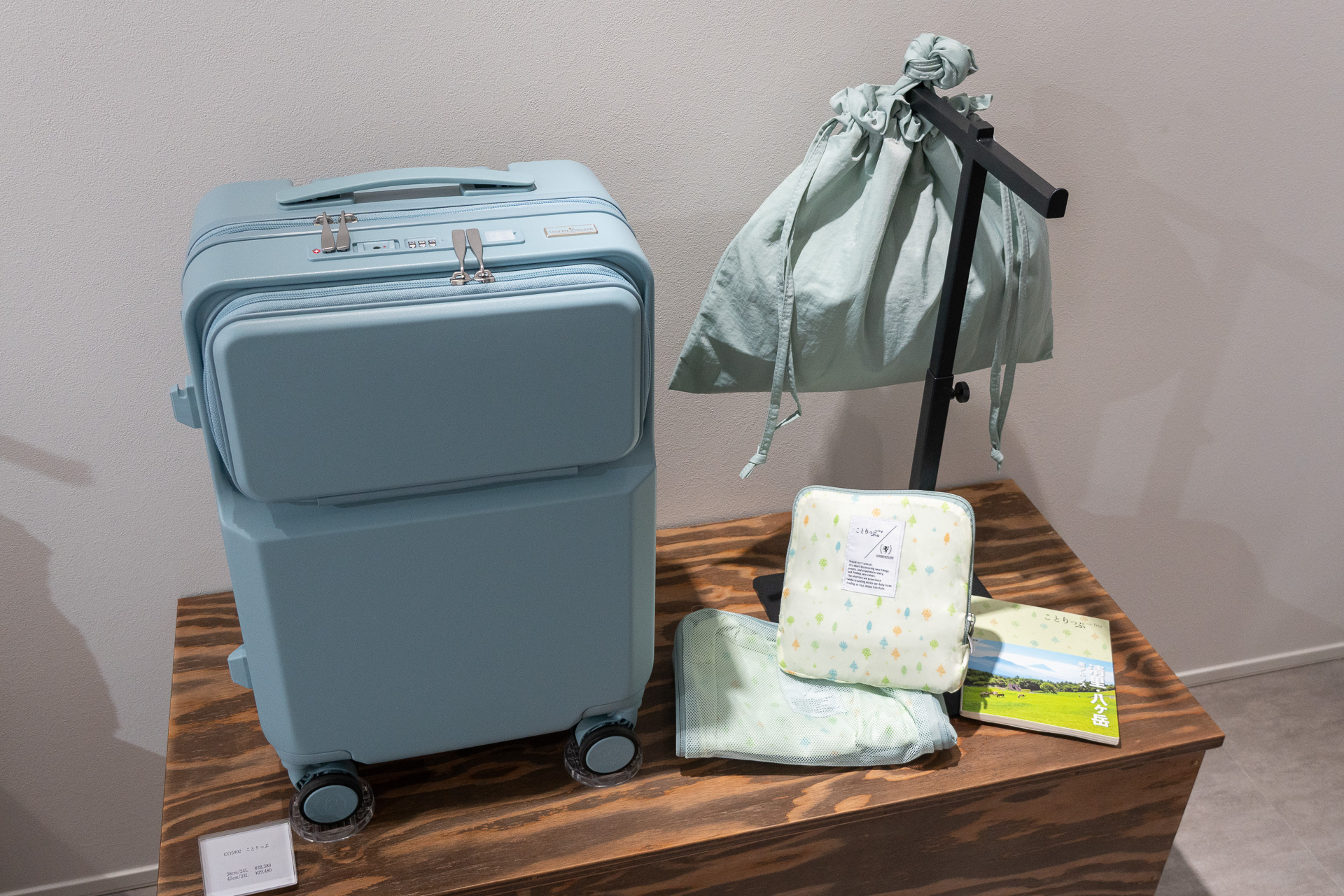 昭文社ことりっぷとのコラボモデルは、ダスティカラーの外装に本誌の表紙と同じ柄を使った内装生地が特徴。USB充電ポートや濡れた傘をしまうフロントオープンのスペースなども。本体同色の折りたたみボストンバッグ、折りたたみ巾着、衣類圧縮ケースもラインアップ