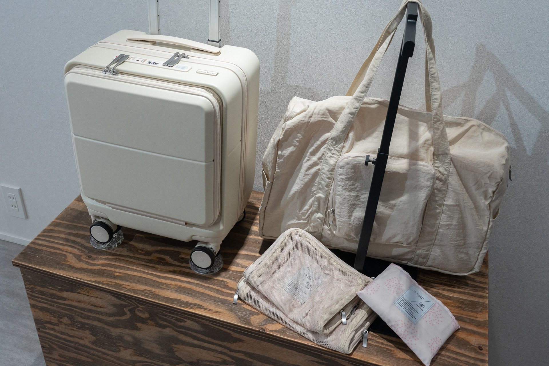 昭文社ことりっぷとのコラボモデルは、ダスティカラーの外装に本誌の表紙と同じ柄を使った内装生地が特徴。USB充電ポートや濡れた傘をしまうフロントオープンのスペースなども。本体同色の折りたたみボストンバッグ、折りたたみ巾着、衣類圧縮ケースもラインアップ