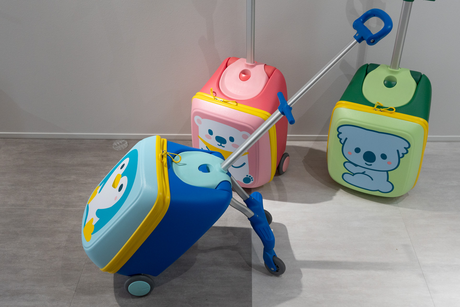 30kgまでの子供を乗せて走行できるキッズキャリー「コロとも」。フットレストを展開してバギーのような形態にできる