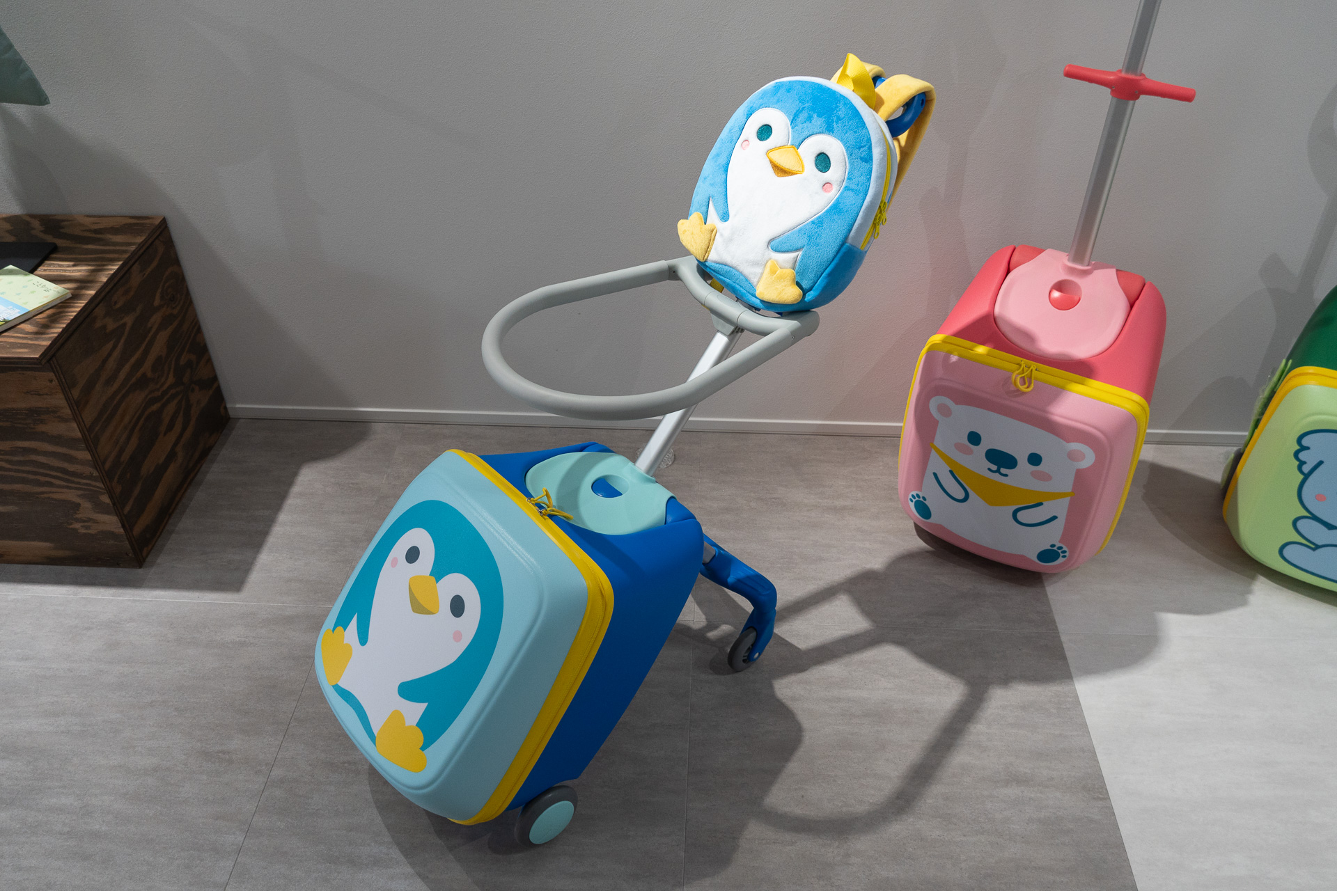 子供が横や後ろに倒れるのを防ぐフェンスバー、バッグ部と同じデザインのリュック付き