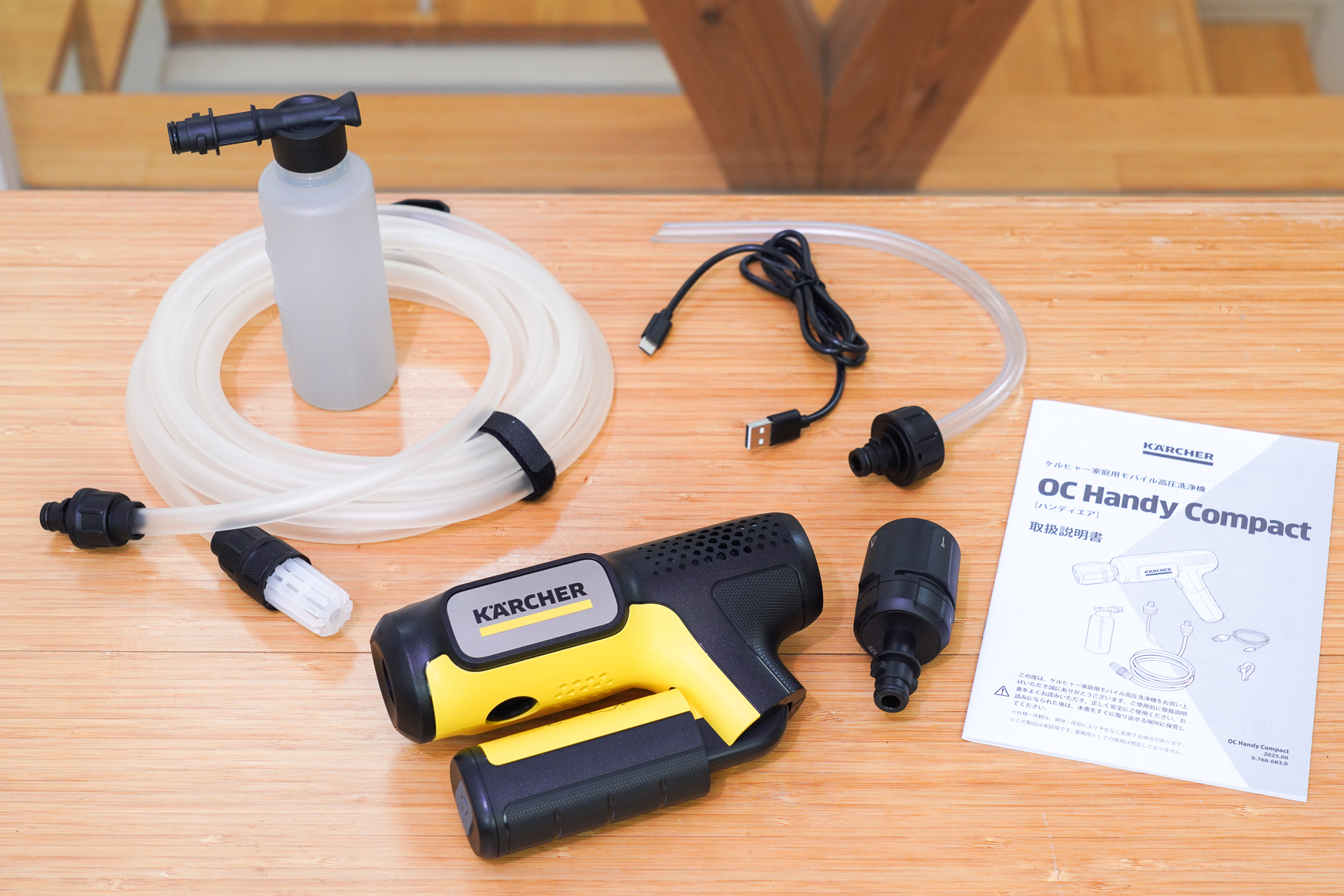 同梱物。バケツで使う自吸用ホース、ペットボトル用のアダプターなど