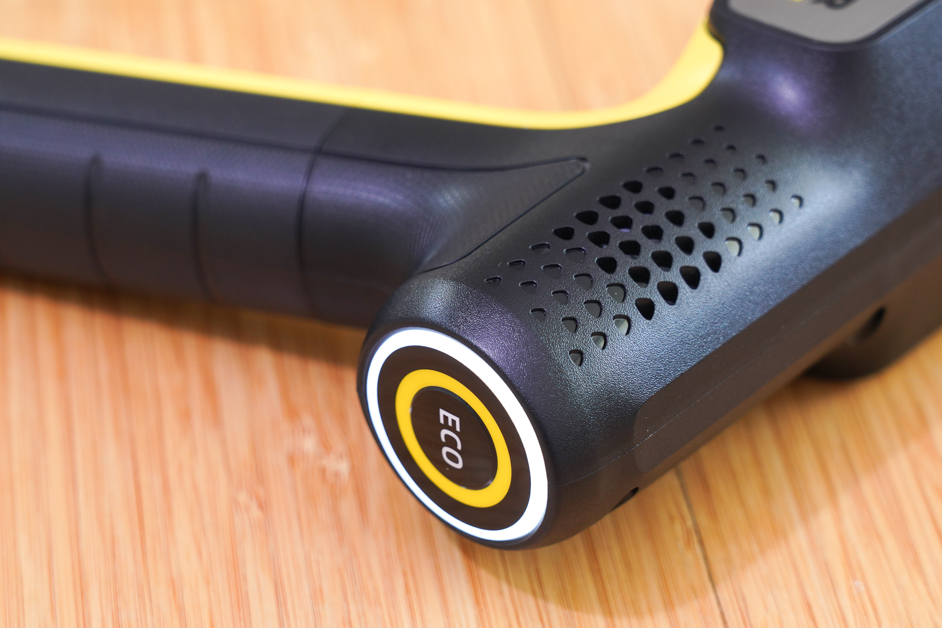 各種状態を示すLEDリングと中央に「ブースト」と「エコ」の切り替えボタン