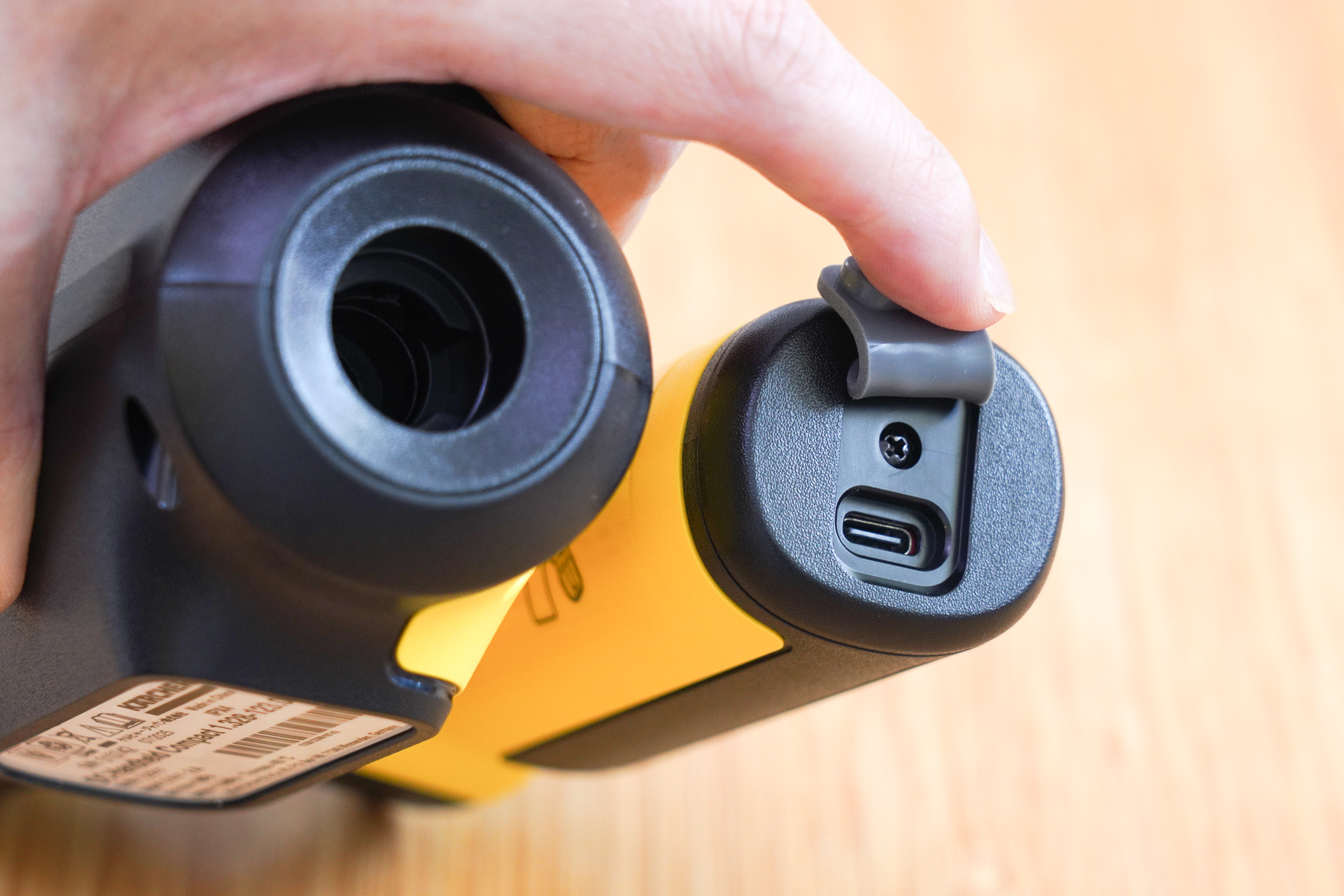 USB Type-Cポートで充電する