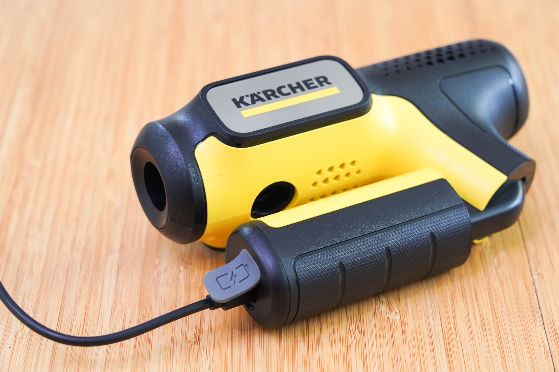 充電時には間違えてトリガーを引かないように折りたたんでおく