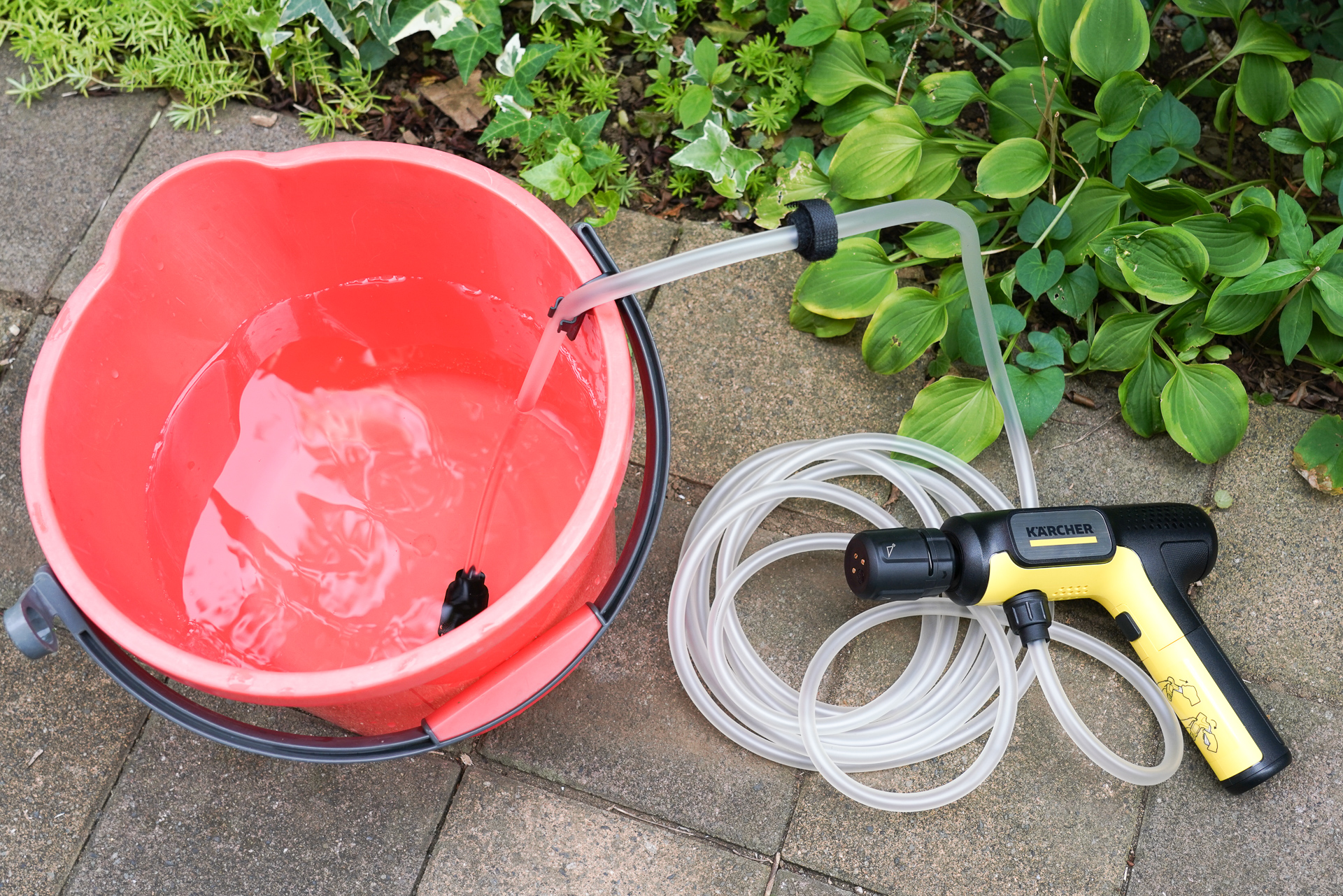バケツで水を供給するのが実用的。ホースをフチにとめるクリップも付属する