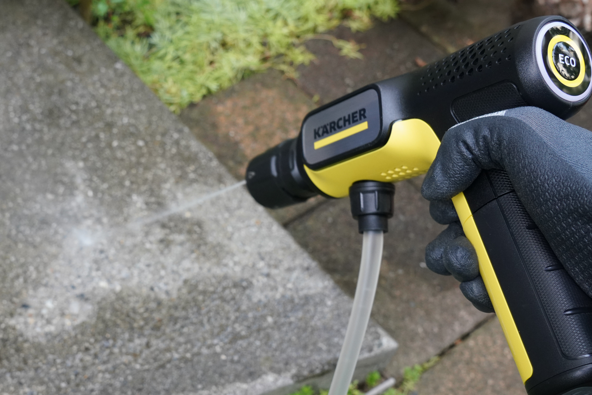 汚れたコンクリートに向けて噴射してみた。本体は780gで電動ドリル程度の重さ