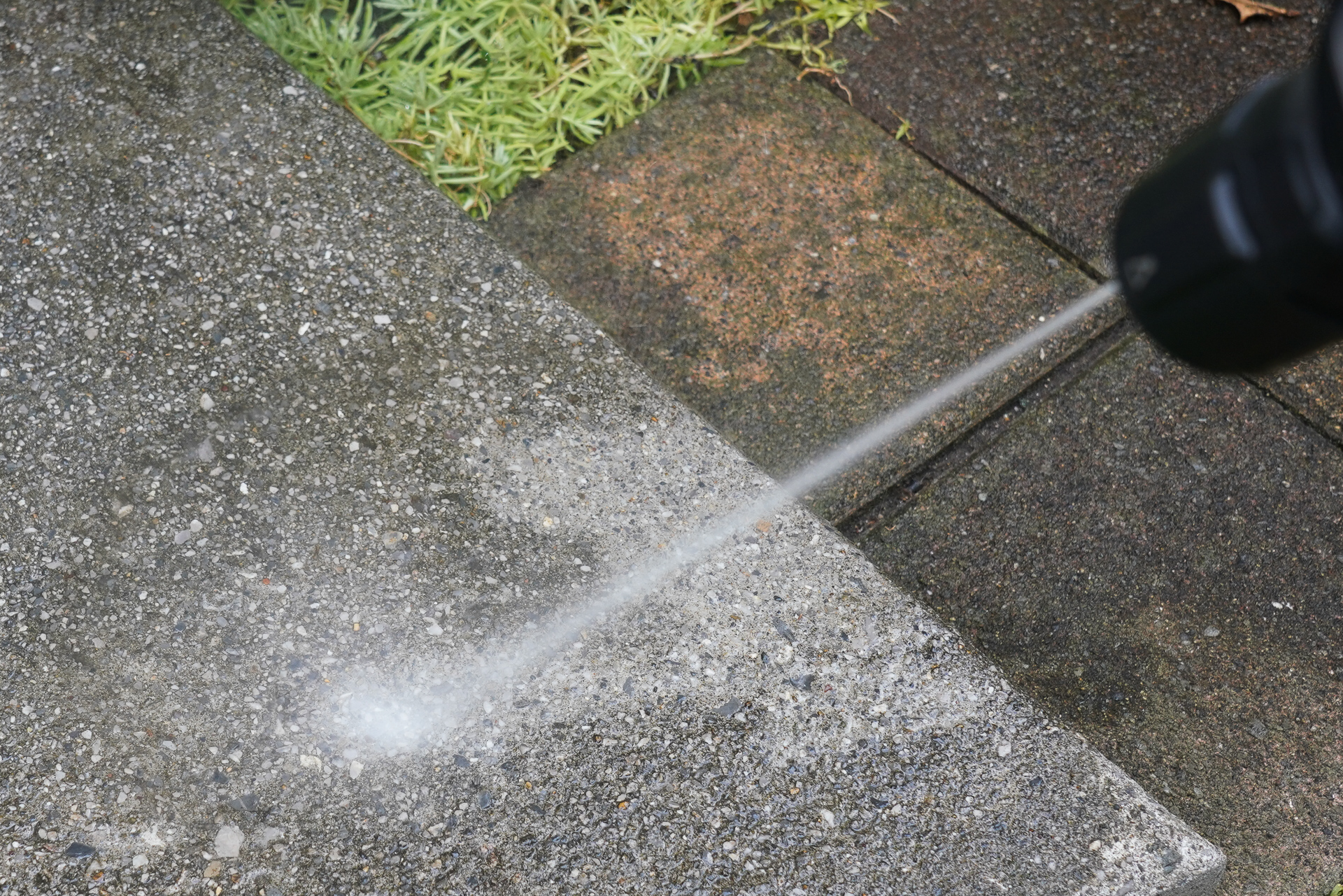 もっとも強い一点突破型の「ポイントジェット」コンクリートの汚れが強めにはがれていく