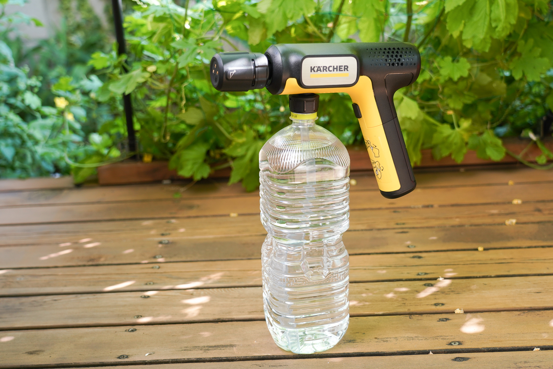 ペットボトルアダプターを使って2Lペットボトルを装着したところ。このまま単独で使える