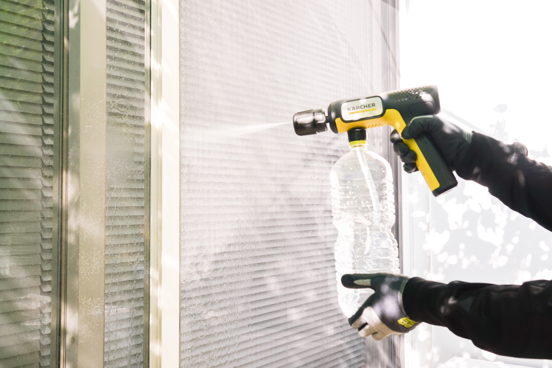 網戸の掃除に使ってみた。2L満水で1分弱程度使える