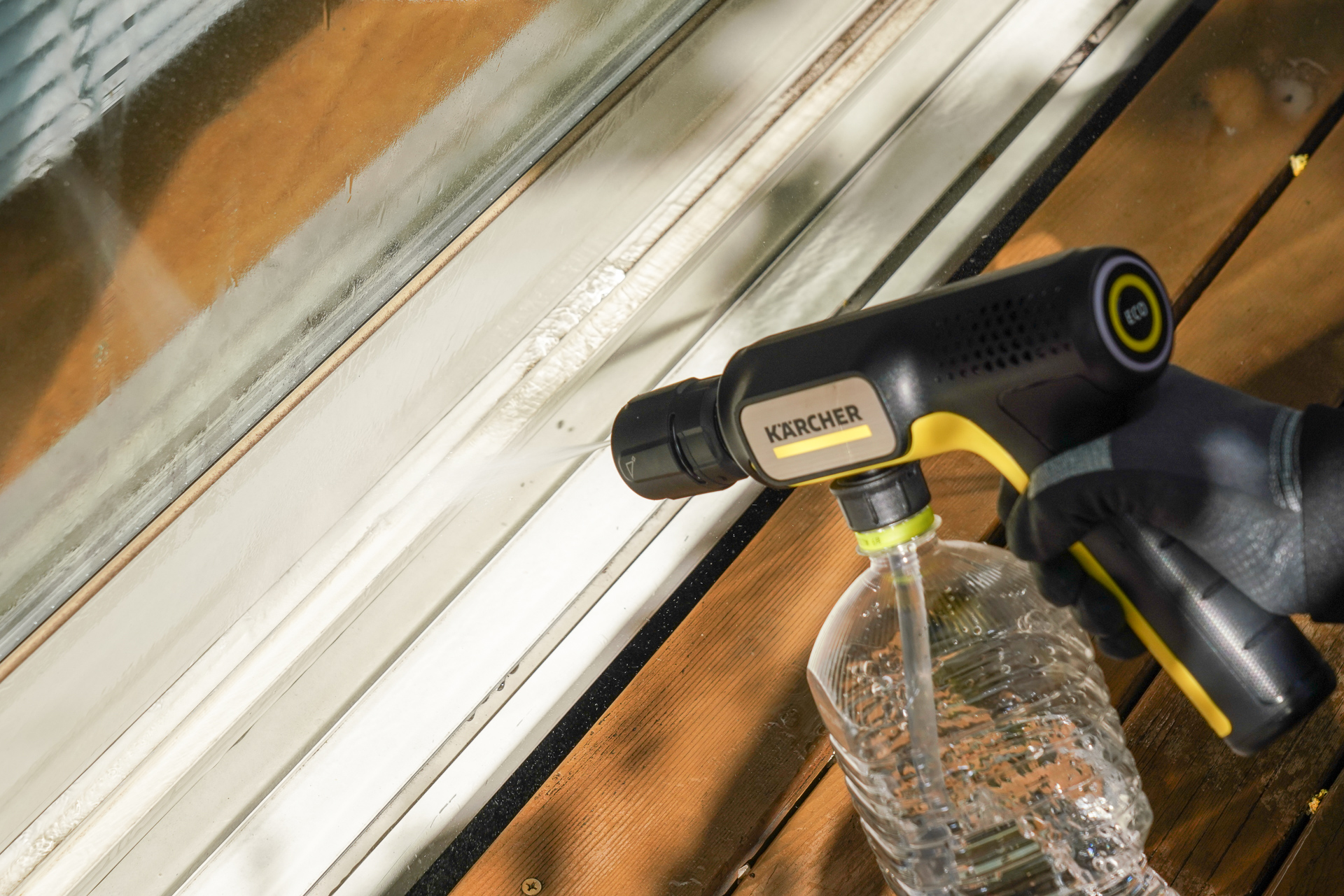 サッシの泥汚れを落とすのは大得意