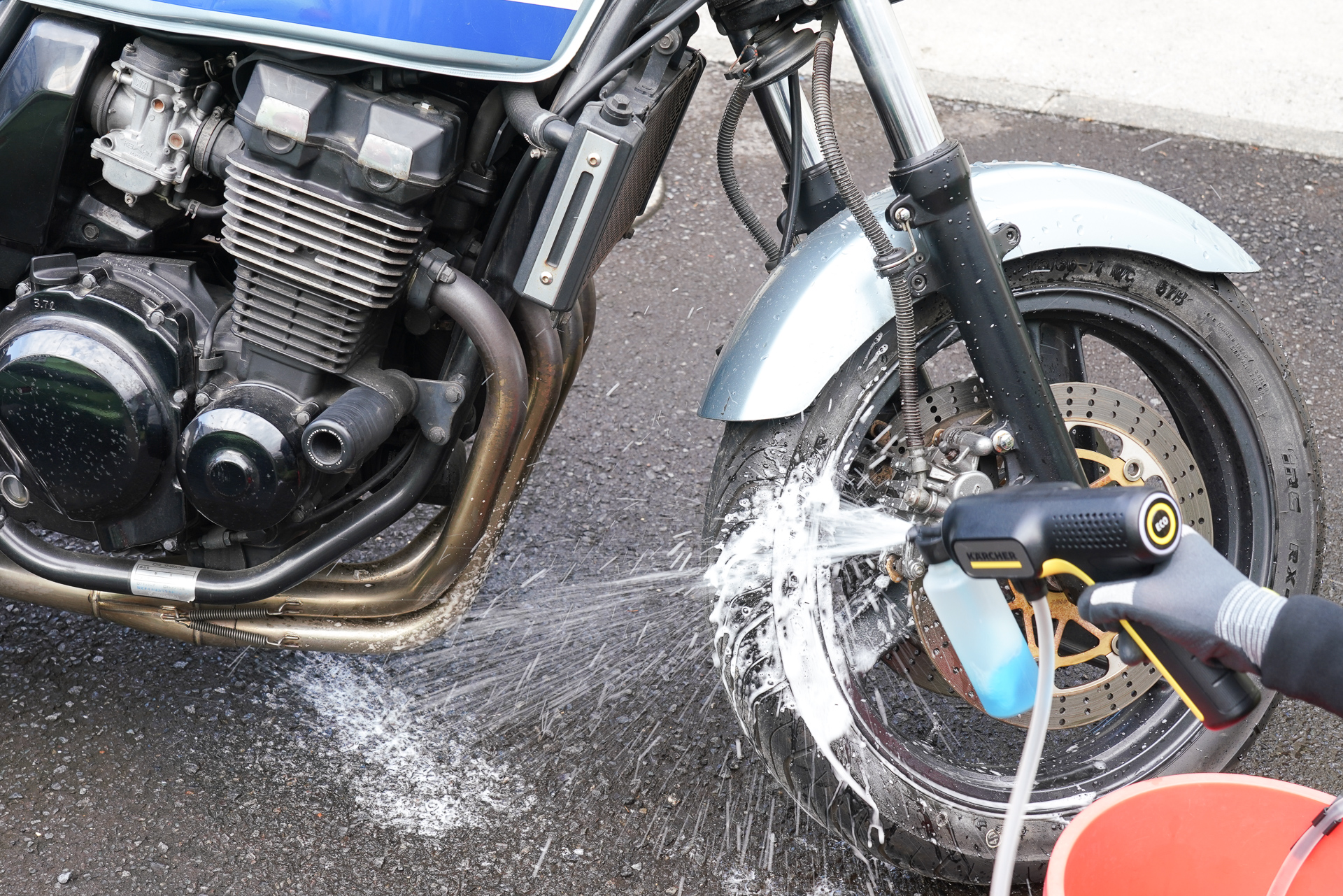 バッテリーが残ったので、バイクも同様に洗ってみた