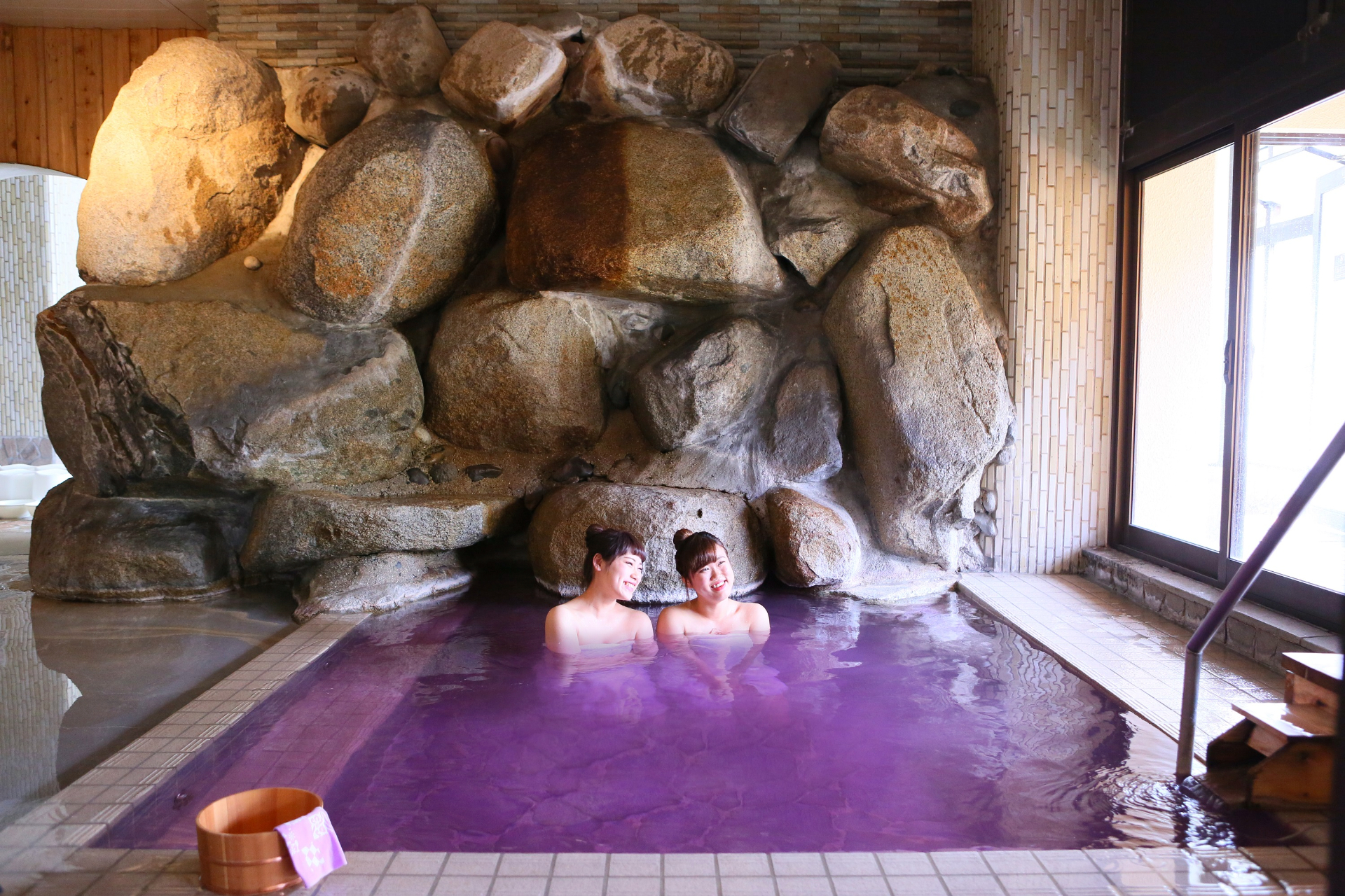 華やかな見た目と甘い香りが人気の「ワイン風呂」