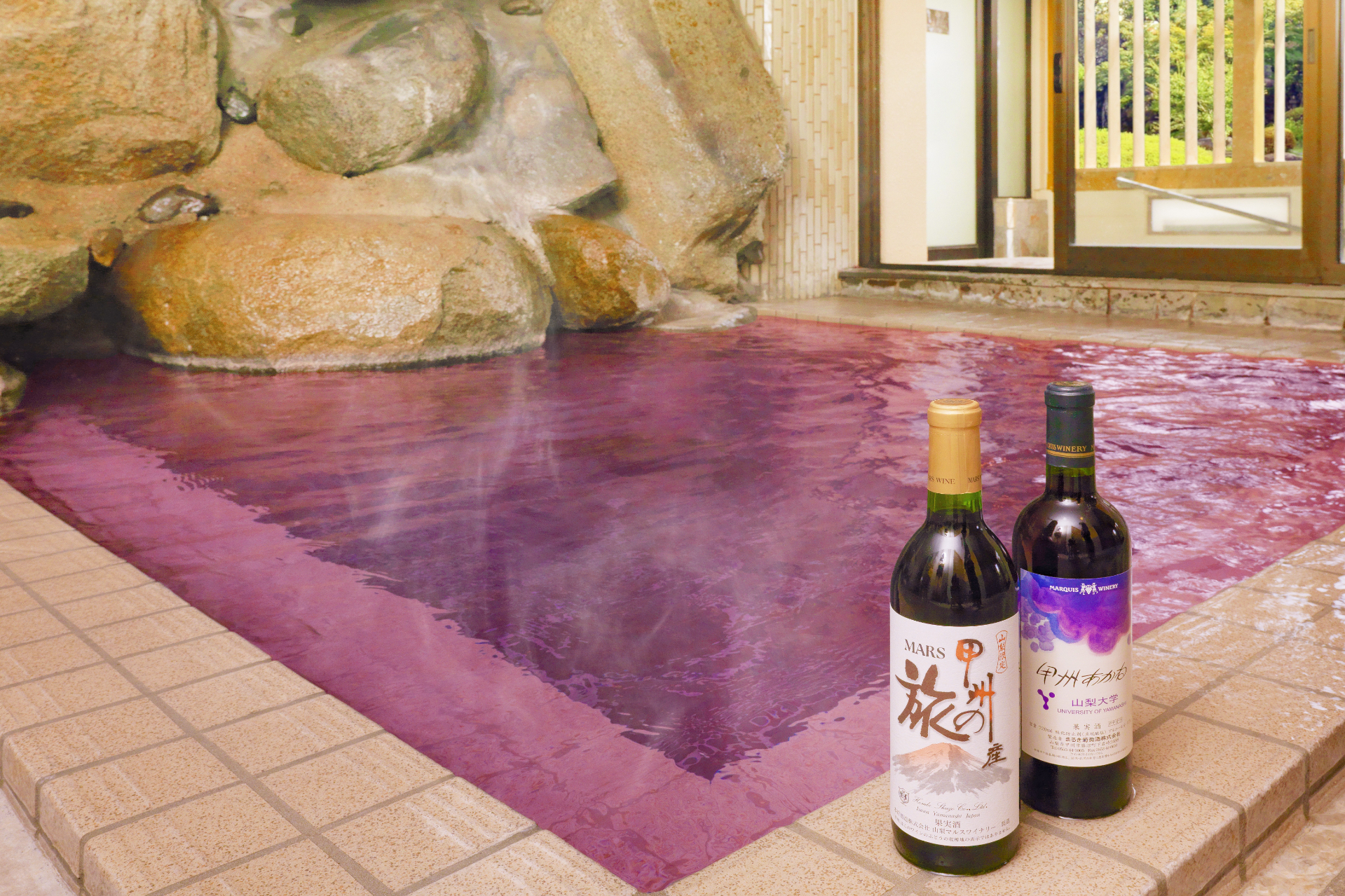 華やかな見た目と甘い香りが人気の「ワイン風呂」