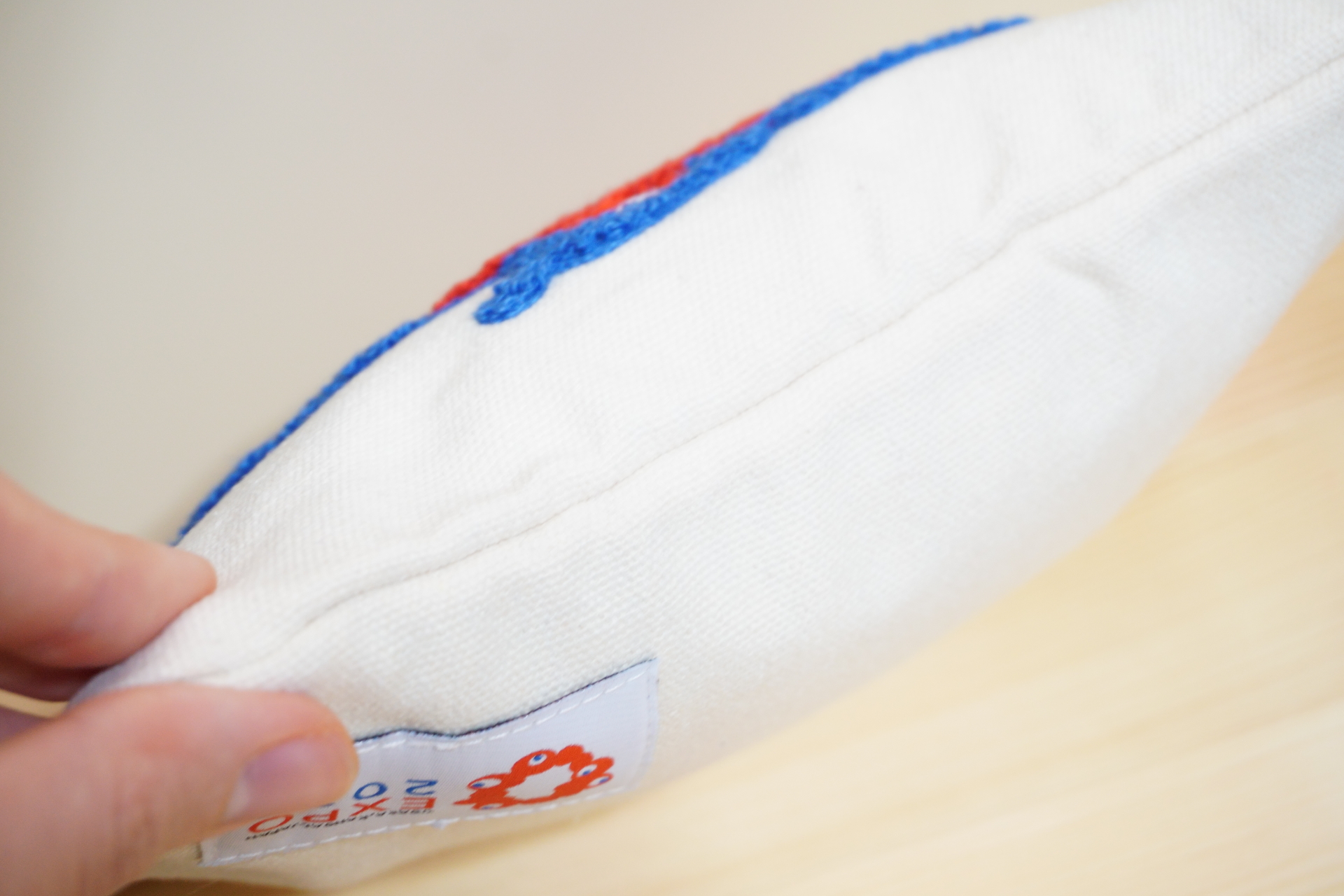 裏面はシンプルなデザイン（もったいなくてピンバッジを付けられず）