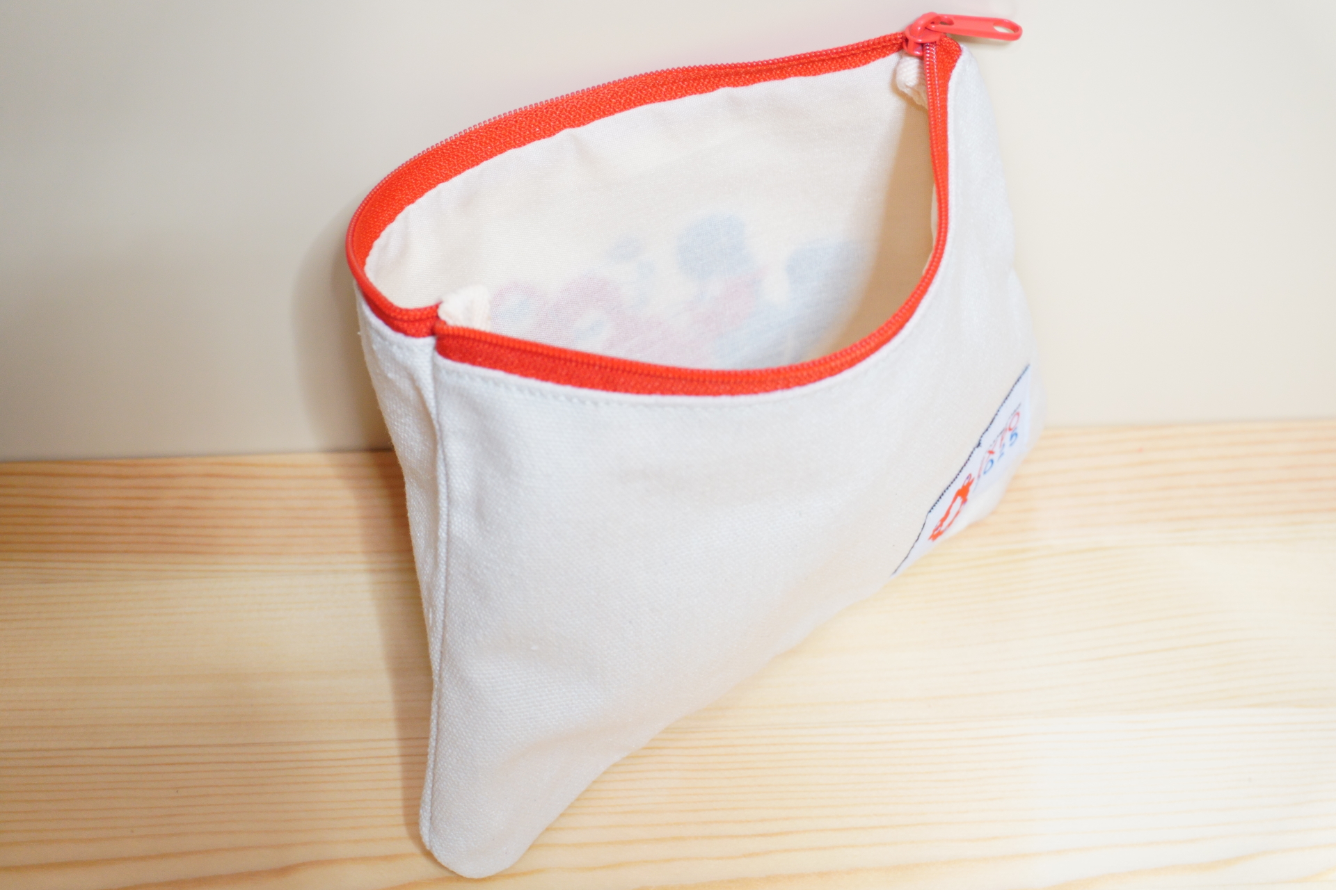 ポーチから菓子を出した状態