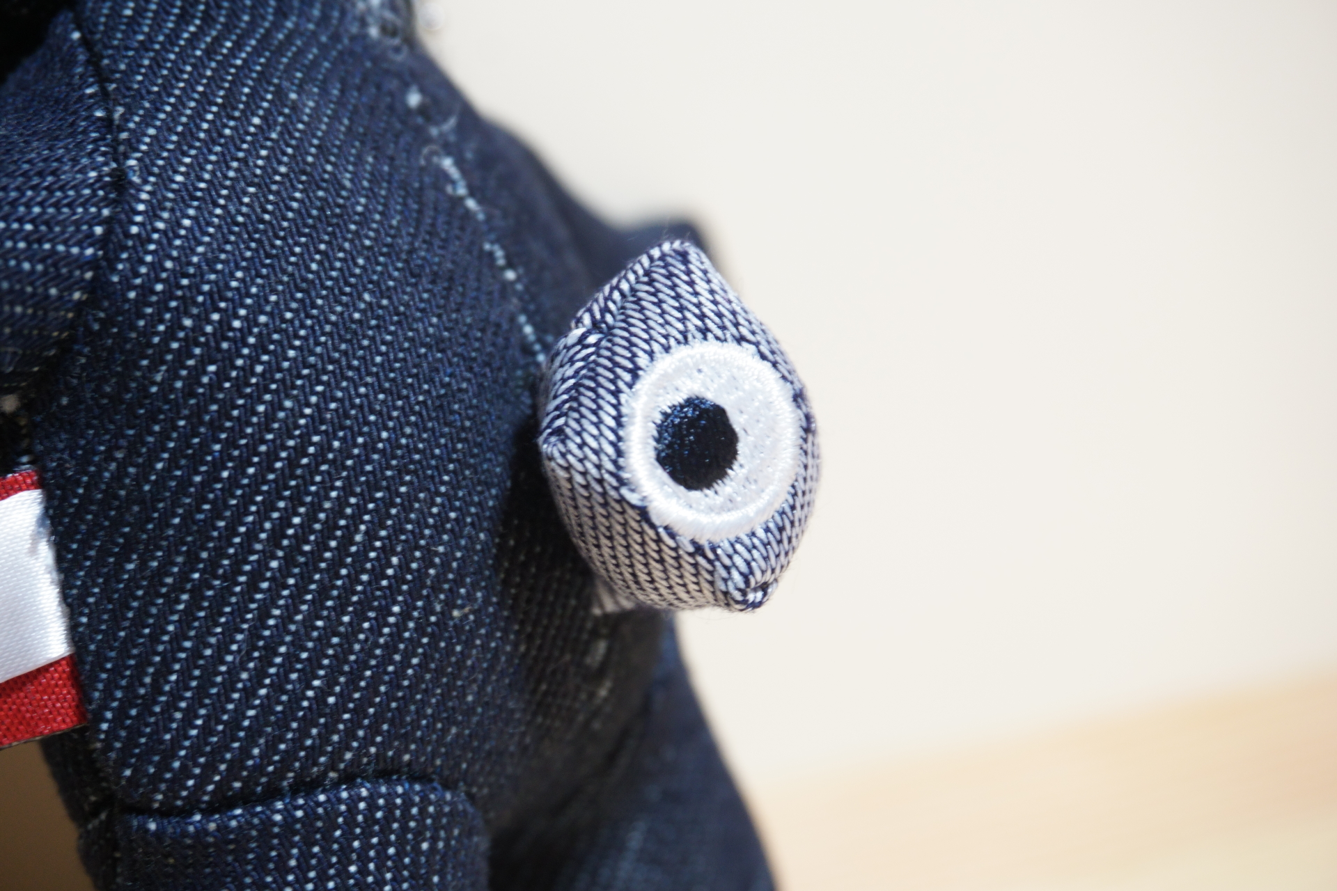 しっぽもデニム素材でパリッとしている