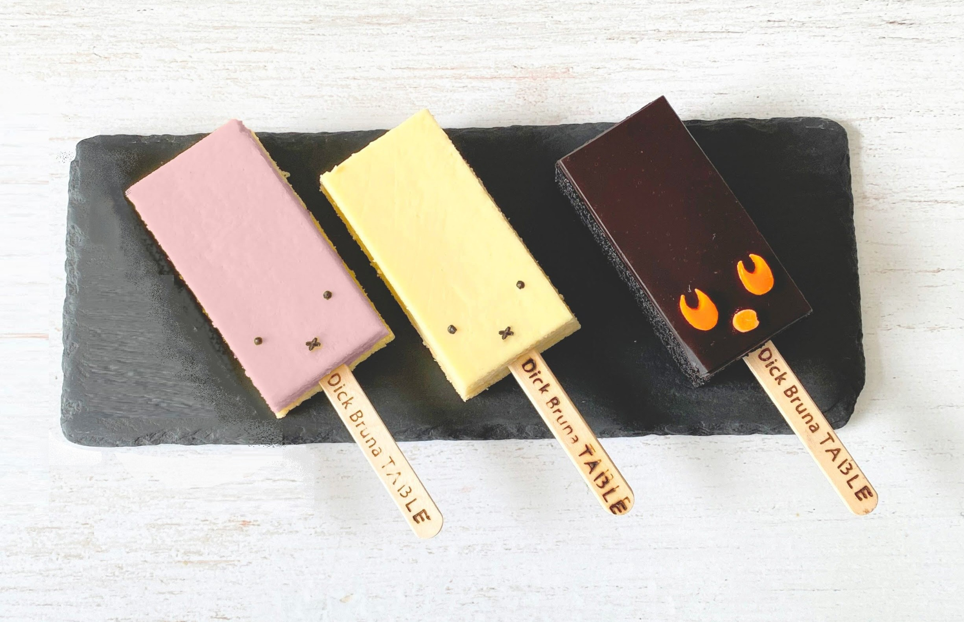 テイクアウト商品「スイーツバー2本セット」（1960円）。濃厚なミッフィー チーズケーキバーのプレーンといちご、ブラック・ベア チョコレートケーキバーの3種類から2本選べる