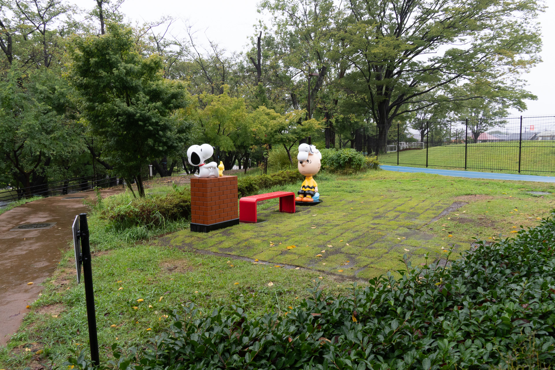 グランベリーパークに隣接する「鶴間公園」に新しいスタチューが2体登場している