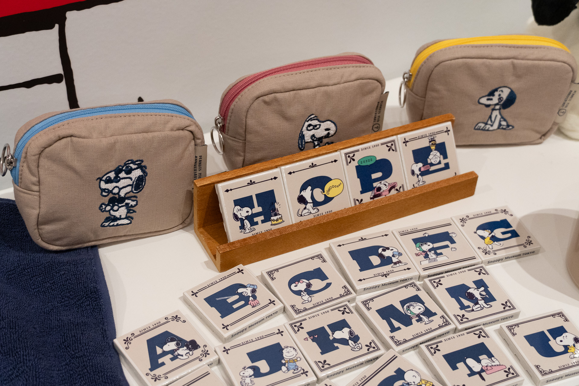 PEANUTS75周年 刺繍ミニポーチ（各2970円）