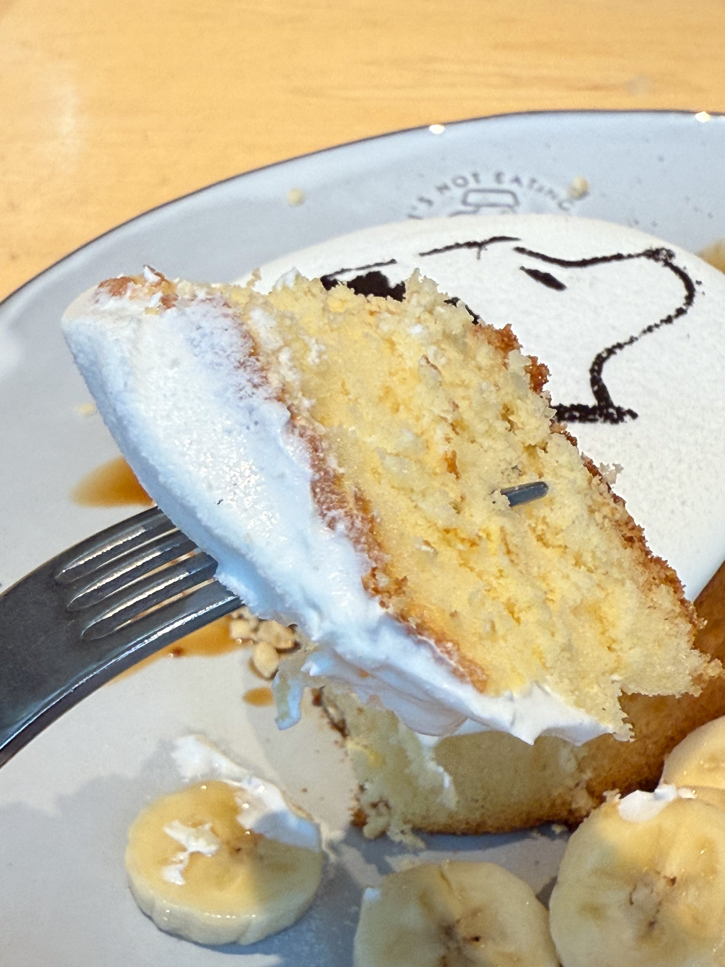 パンケージはふわふわ生地。食べ進めると中央部分にアップルフィリングが現われる