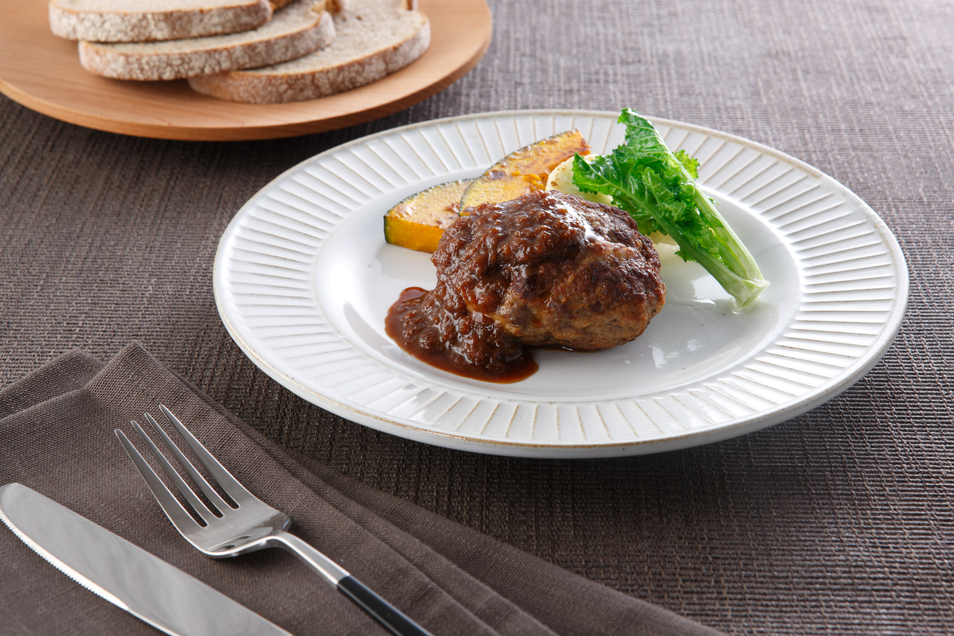 みかわ牛とみかわ豚のハンバーグ 大根おろし田楽八丁味噌ソース