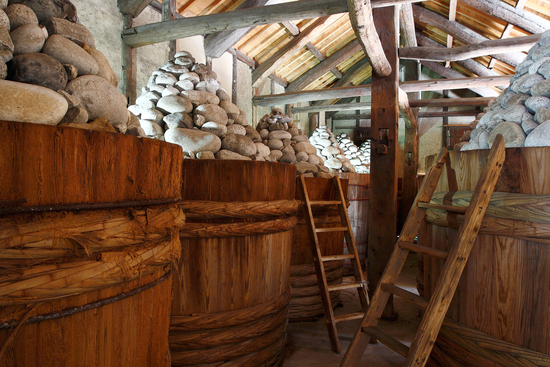 味噌蔵内の木桶