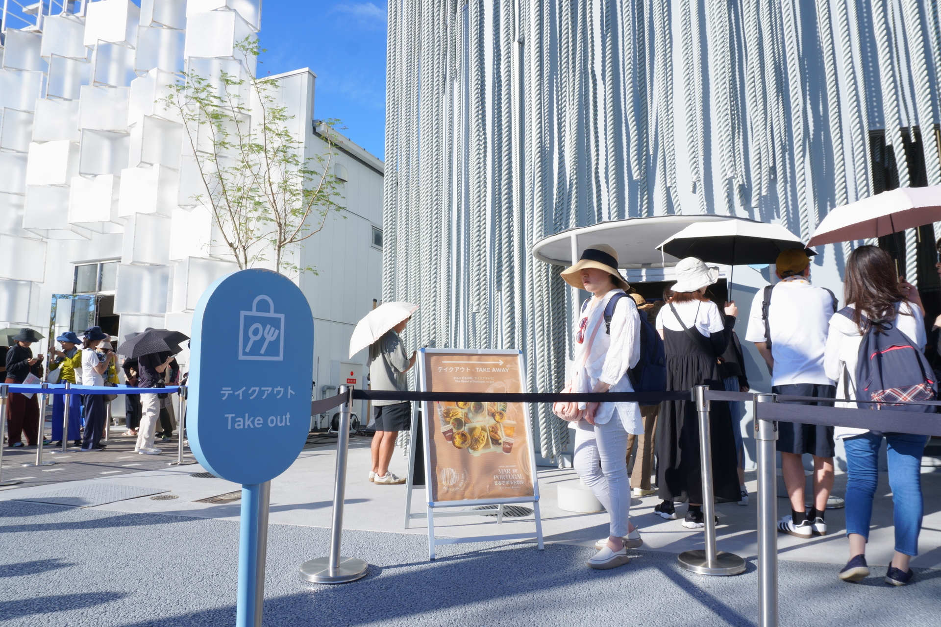 レストランとテイクアウトの受付はそれぞれパビリオンの入り口と別になっている
