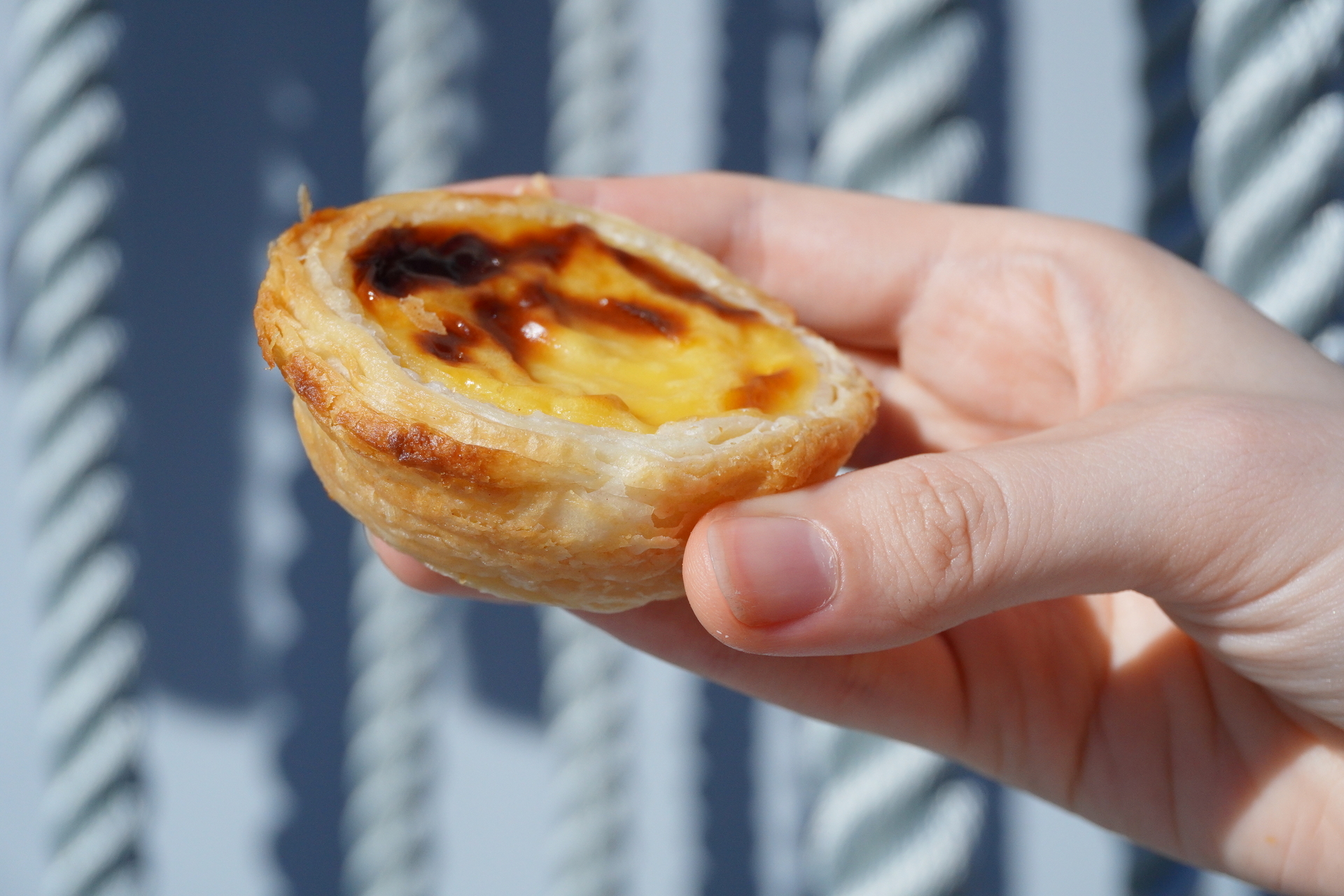 片手でパクッとかぶりつこう