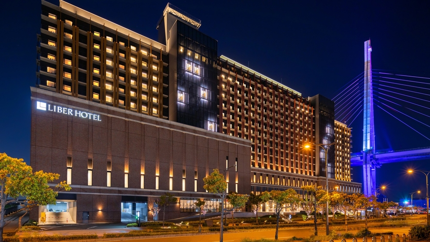 ホテル外観。桜島駅の目の前にあり、万博直通シャトルバスの発着所にも隣接