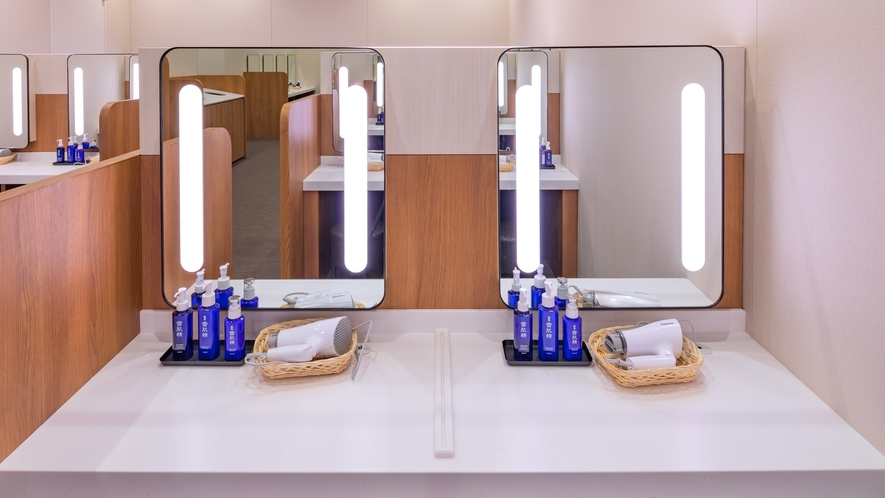 天然温泉の大浴場・サウナ・露天風呂を備える