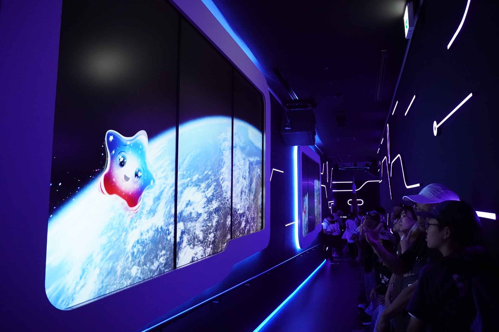 米国パビリオンの公式マスコット、星型の「スパーク」が案内役