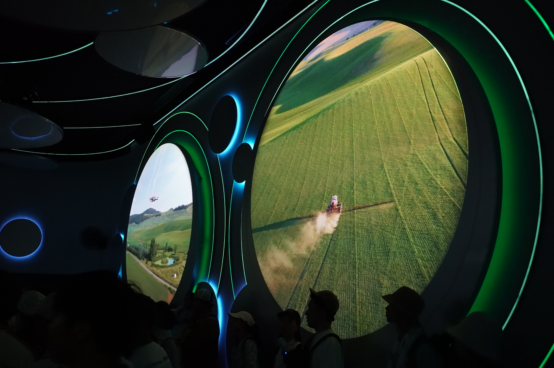 農業技術やナノテクノロジー、大陸の大自然や文化に触れる旅、教育文化、宇宙開発、起業家精神における米国のリーダーシップなど5つの展示で構成