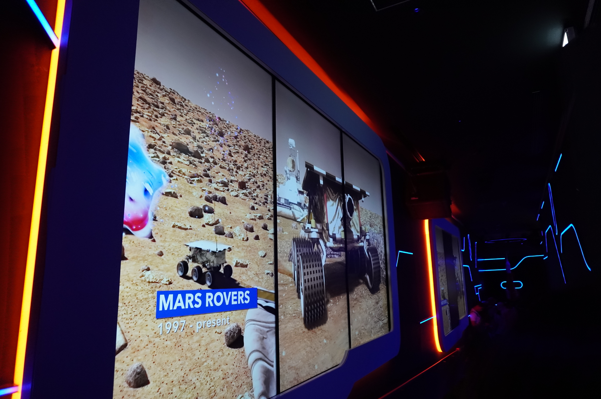 農業技術やナノテクノロジー、大陸の大自然や文化に触れる旅、教育文化、宇宙開発、起業家精神における米国のリーダーシップなど5つの展示で構成