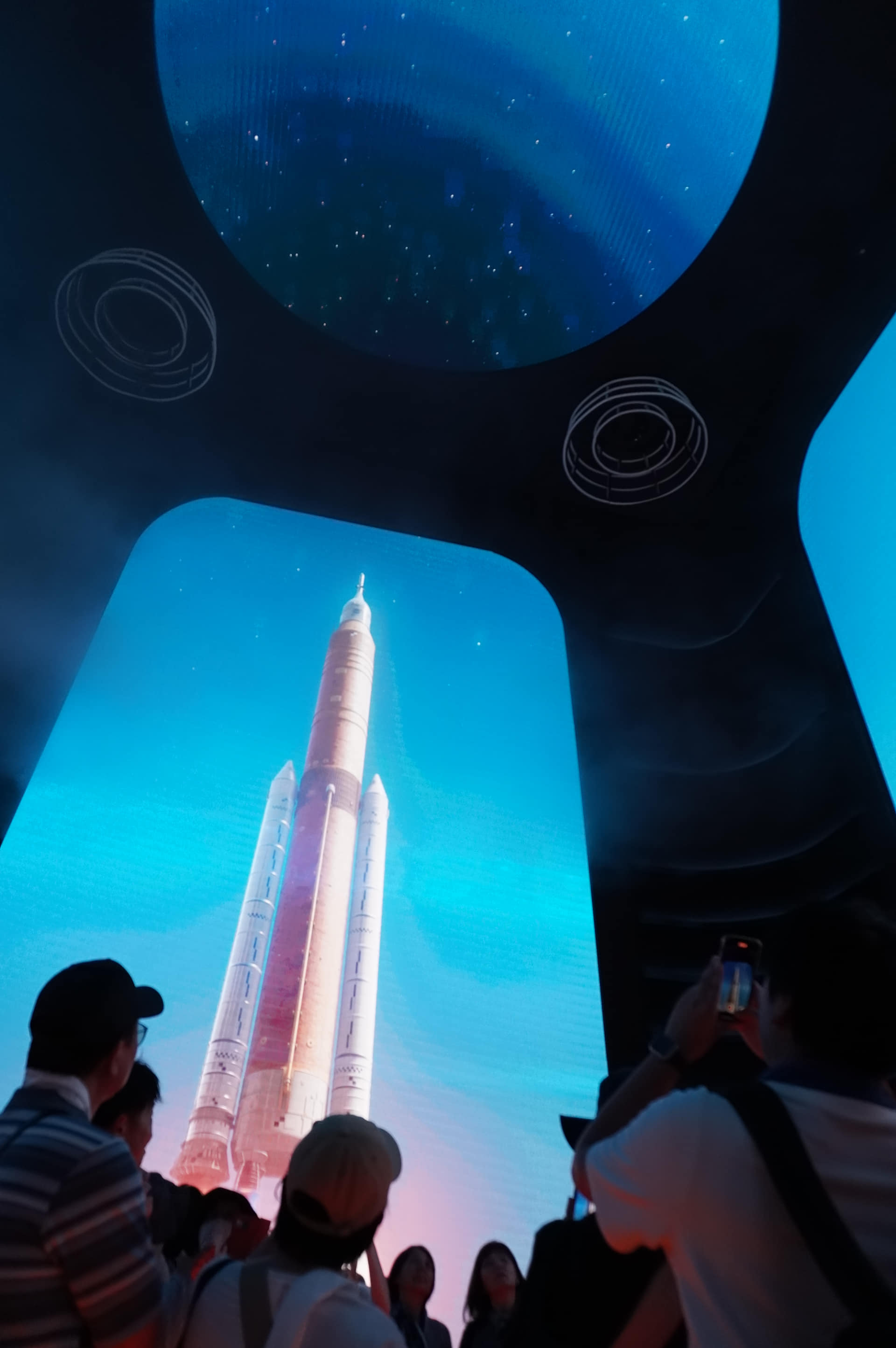 ロケット発射のカウントダウンから始まり、轟音とともに宇宙へ