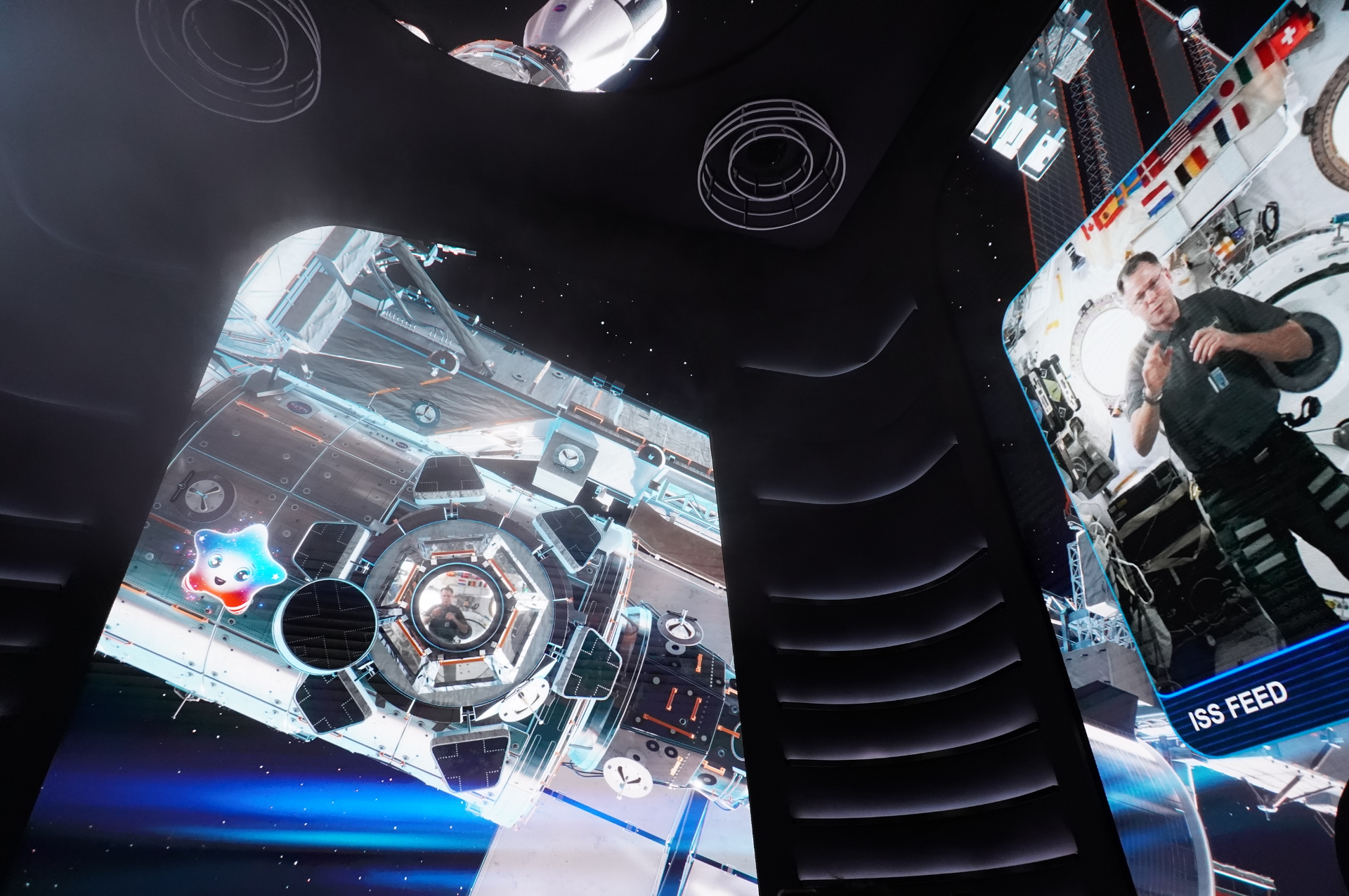 国際宇宙ステーションや惑星、月面で活躍する未来の技術、美しい地球、活躍する人々などを映し出す