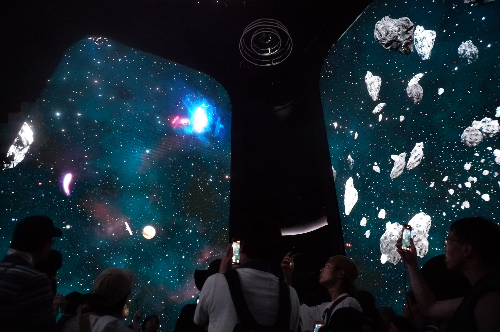 国際宇宙ステーションや惑星、月面で活躍する未来の技術、美しい地球、活躍する人々などを映し出す