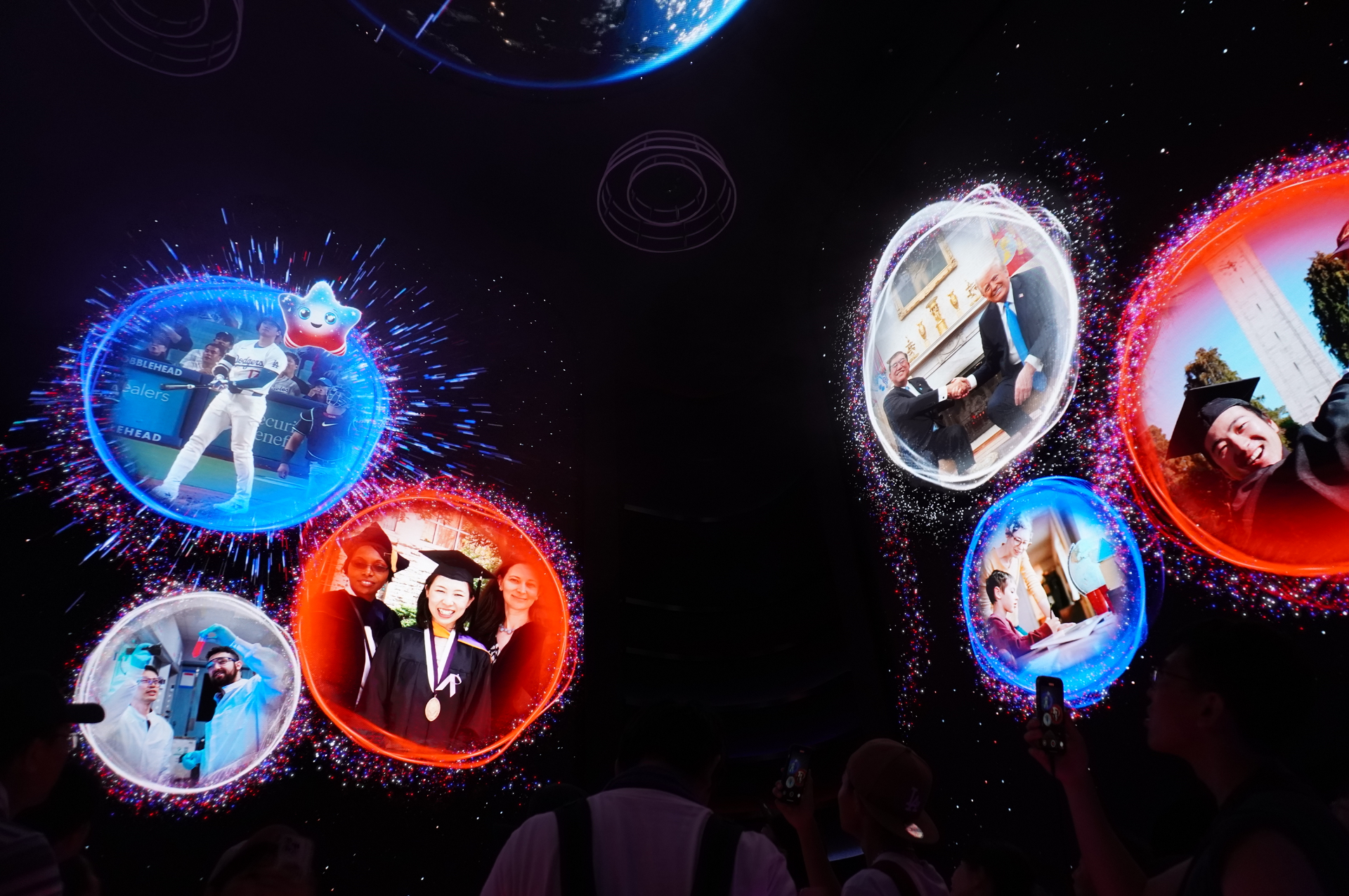 国際宇宙ステーションや惑星、月面で活躍する未来の技術、美しい地球、活躍する人々などを映し出す