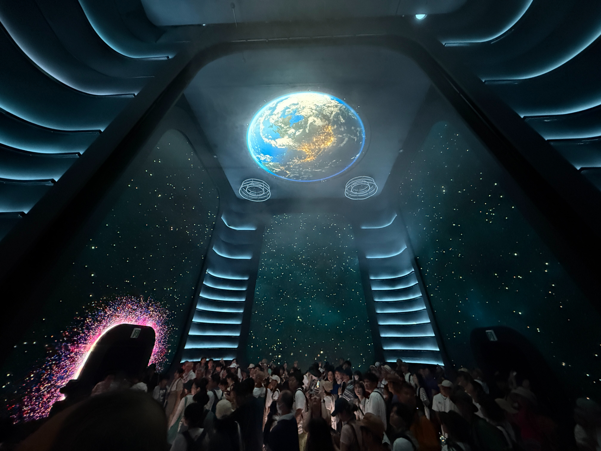 国際宇宙ステーションや惑星、月面で活躍する未来の技術、美しい地球、活躍する人々などを映し出す