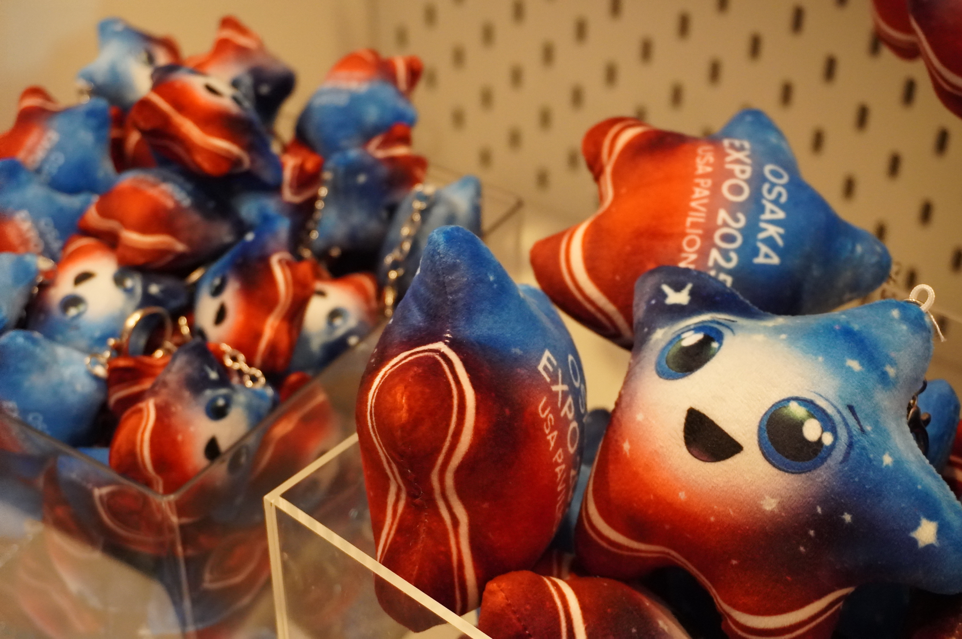 併設のショップでは「スパーク」グッズを販売