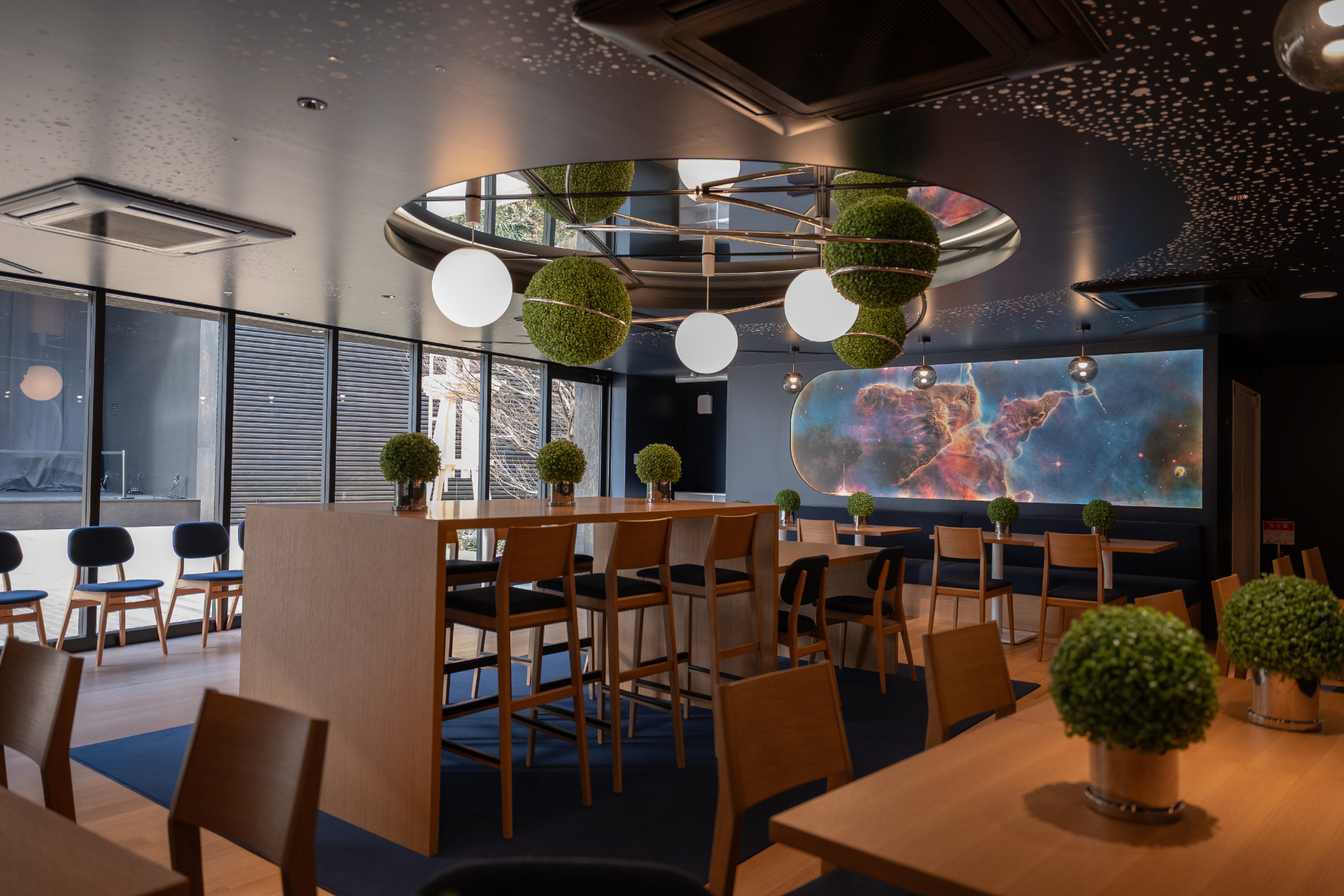 アメリカングルメを味わえるレストランも宇宙がテーマ