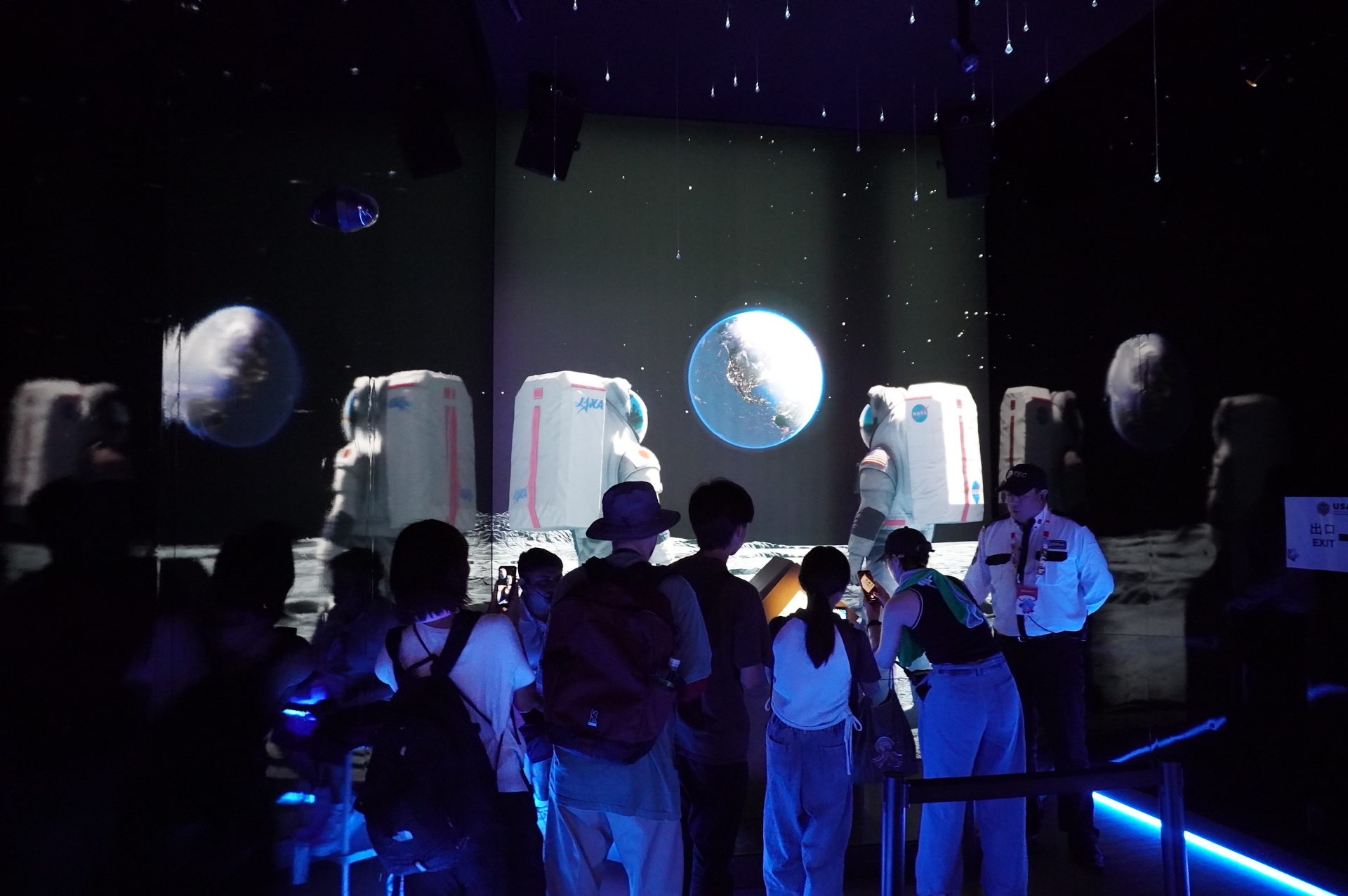 ウォークスルー型の展示を進んだ際、ひし形のショーケースをのぞき込むと、アポロ17号が月から持ち帰った「月の石」が見られる。なお「日本館」では「火星の石」を展示