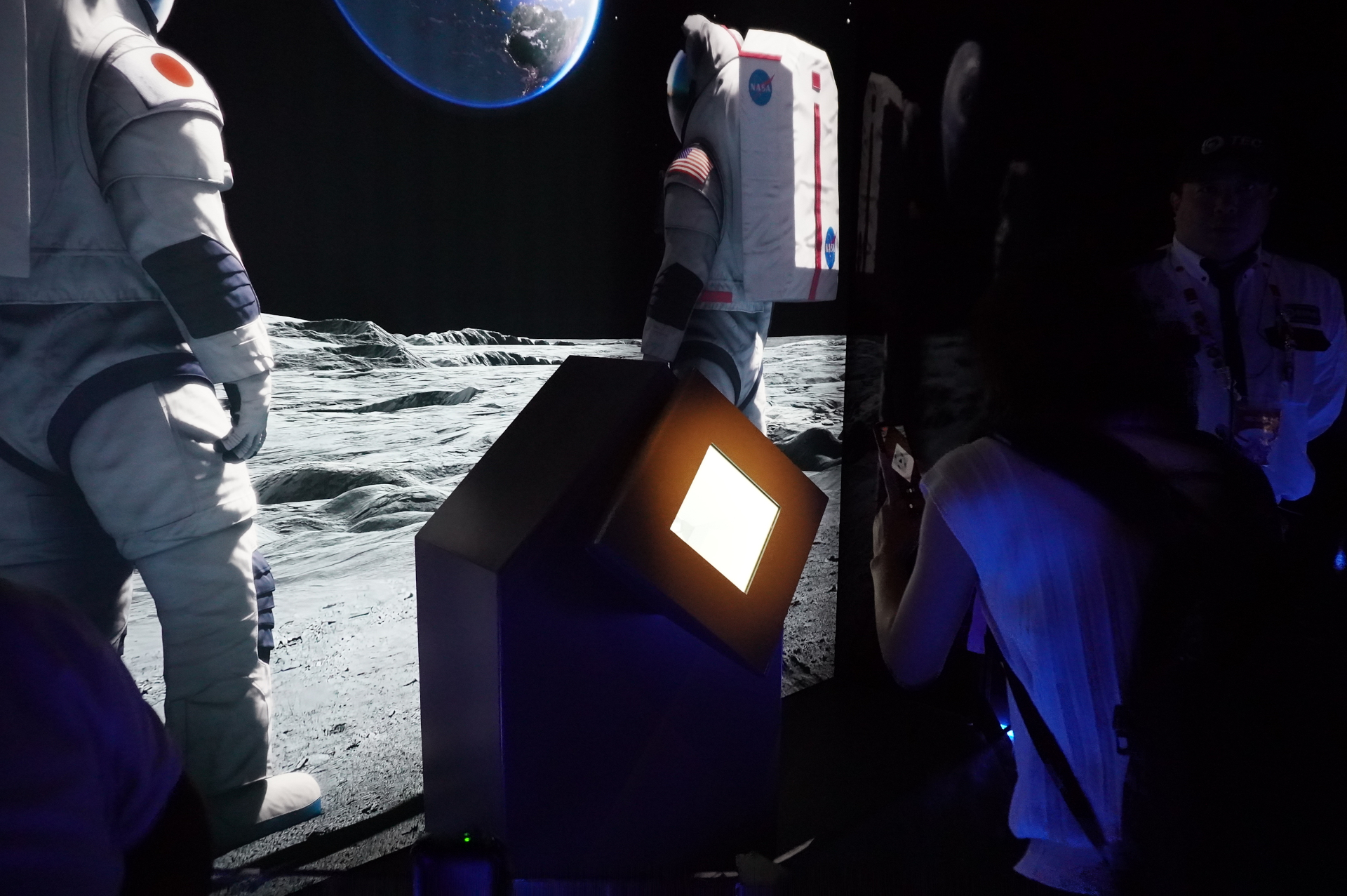 ウォークスルー型の展示を進んだ際、ひし形のショーケースをのぞき込むと、アポロ17号が月から持ち帰った「月の石」が見られる。なお「日本館」では「火星の石」を展示