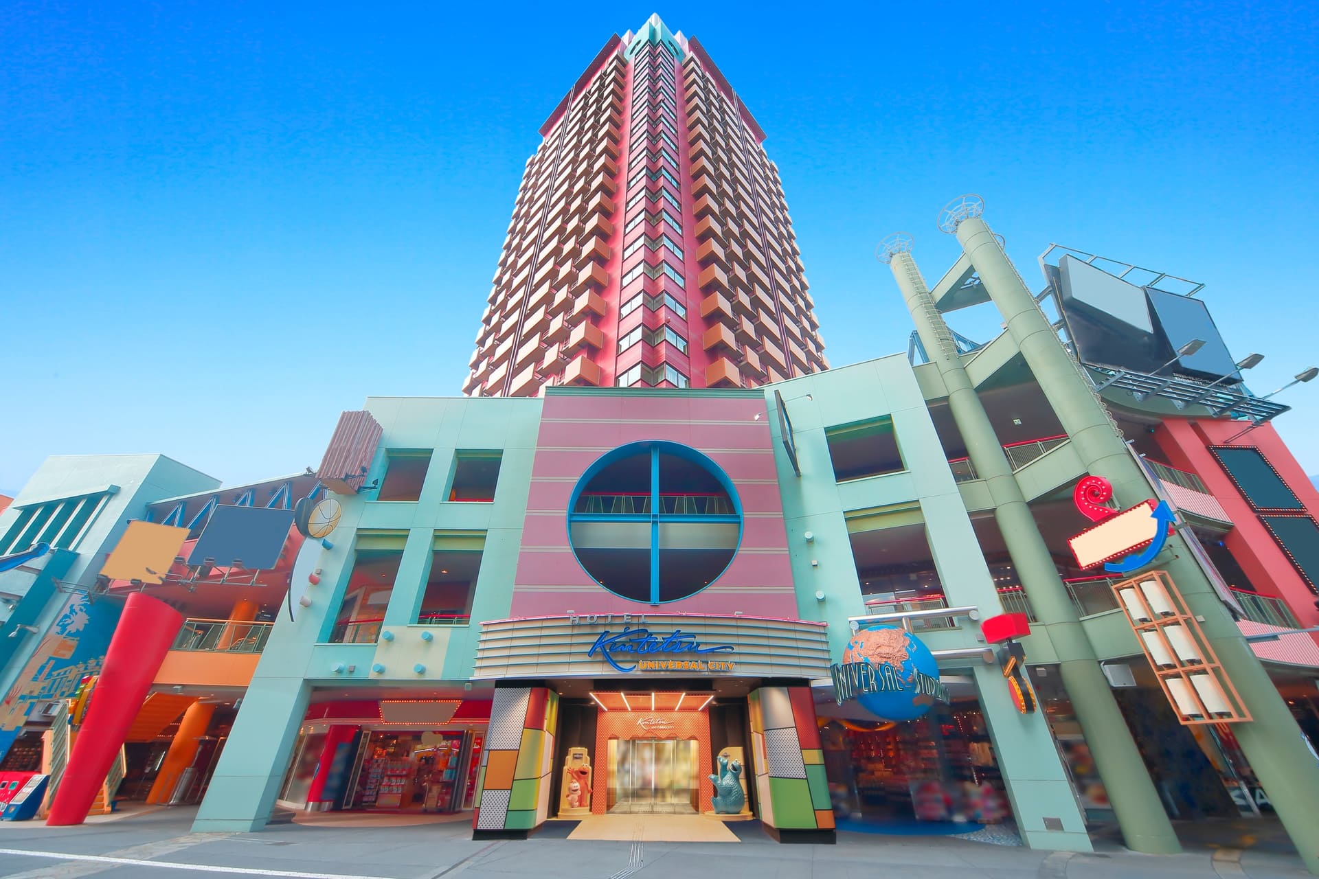 ホテル外観。館内にはマクドナルドと大戸屋も